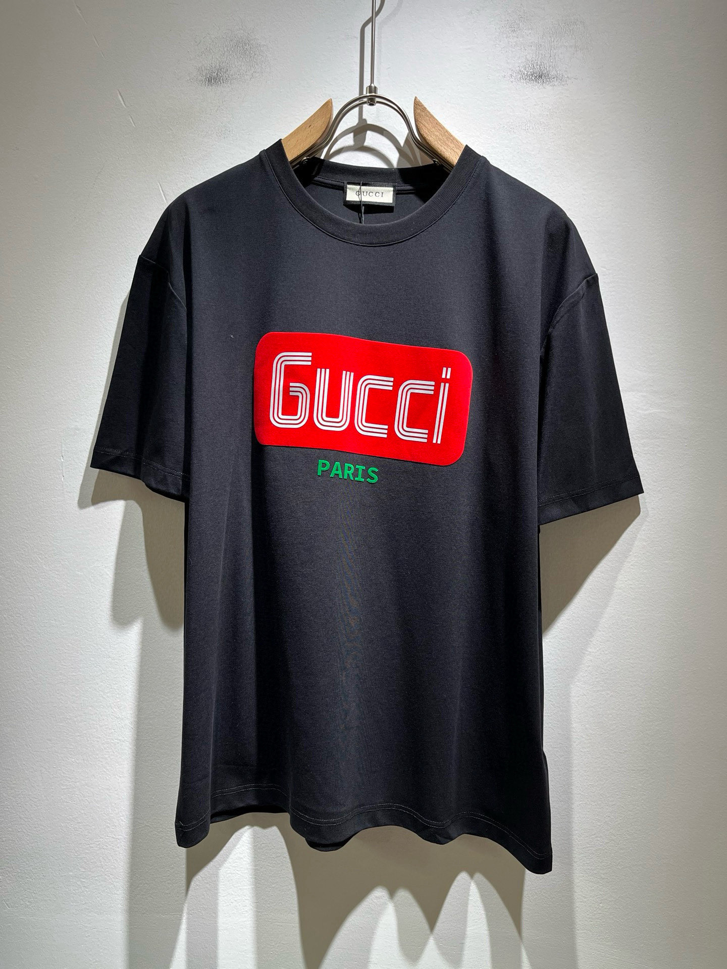 NO:761173,Gucc*Gujia 2026 spring and summer new casual loose cotton round neck short-sleeved T-shirt for gay couples!  Trading company channels are rare and available on the official website simultaneously!  The latest 2025 spring and summer series, classic fashion design elements, inject full vitality into the new series. This T-shirt is made of carefully selected imported cotton fabrics supplied by customers. The fabric feels skin-friendly, soft and delicate, and the body is designed with pressed velvet logo!  It has an extremely comfortable and breathable wearing experience. The whole piece is very eye-catching and fashionable, and is deeply loved by young people today!  Basic loose round neck cut, unisex style regardless of age and gender, suitable for matching all styles and looks you need in daily life!  It is recommended to wear couple outfits when going out on the street, it will be more eye-catching!  Size M-3XL,,gucci,gucci,T-shirt,tees,t-shirt,19860909Gucc*古家 2026春夏新款男女同情侣款休闲宽松棉质圆领短袖T恤衫！贸易公司渠道稀出,同步官网发售 ！ 2025春夏最新系列,经典时尚设计元素,为全新系列注入满满活力,这款T恤衫用心甄选客供进口棉面料制成,面料手感亲肤柔软细腻,衣身logo压绒设计！拥有着无比舒适透气性的穿着体验,整件单品极具吸睛度与时尚感,深受当下年轻人的喜爱！基础宽松的圆领版型裁剪,不分年龄与性别的中性款式,适合搭配你日常所需的所有风格与造型！建议搭配情侣装出街会更为养眼出色！尺码M-3XL,,gucci,gucci,T-shirt,tees，t-shirt,,Men's clothing