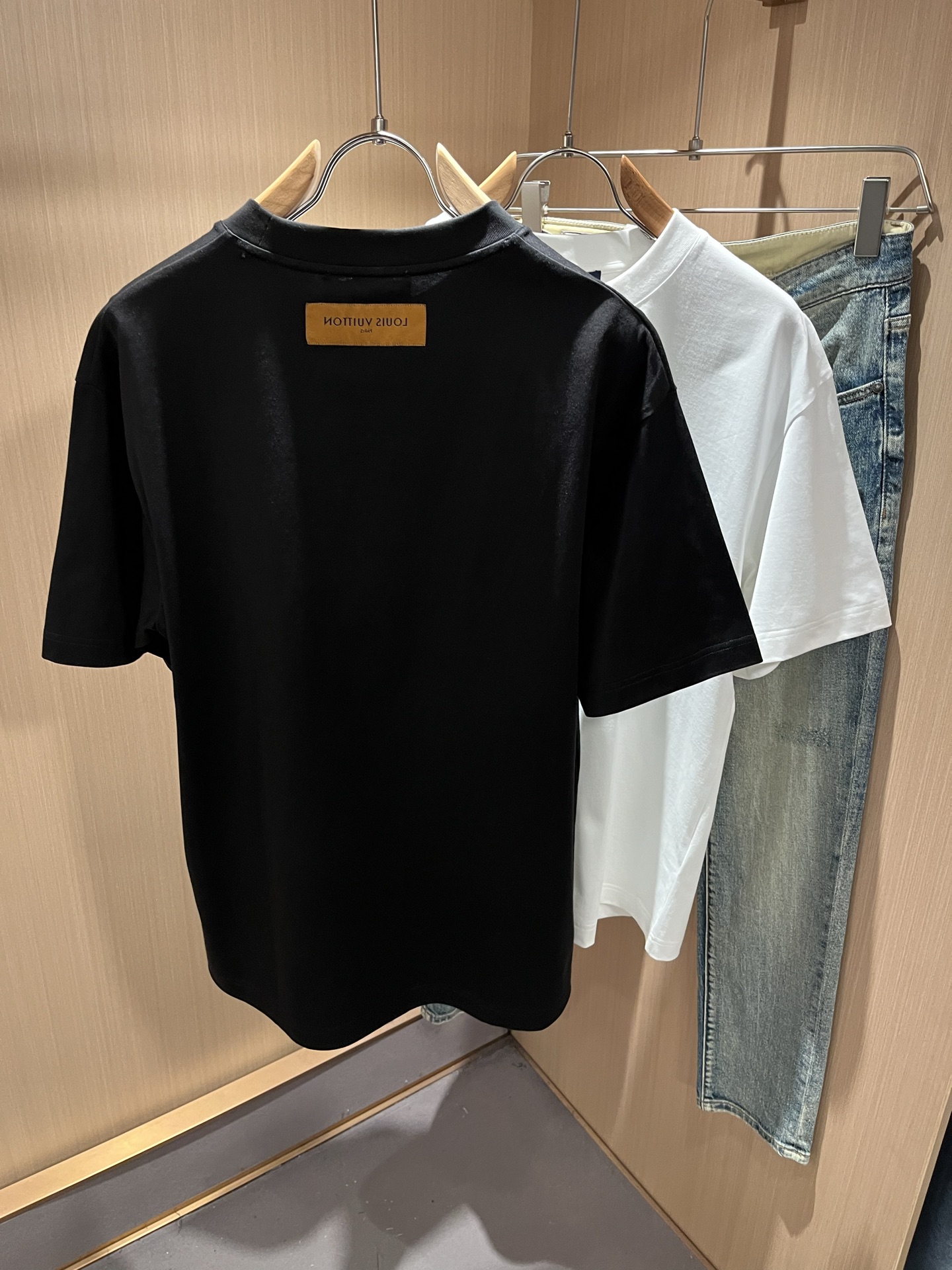LouisVuitt*路易*登 2026春夏全新系列单品上线，非常时髦前卫的一款男女同款短袖T恤，标识l