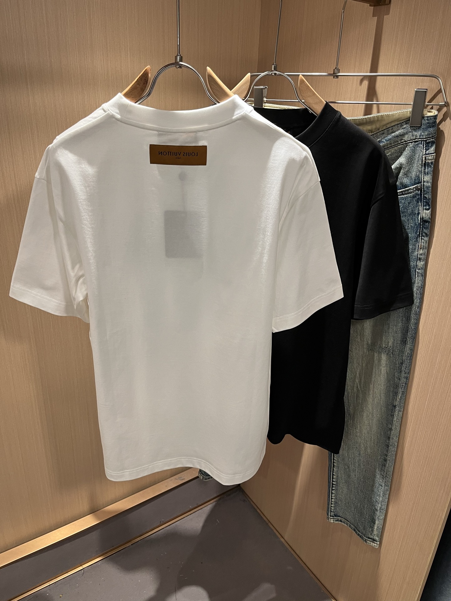 LouisVuitt*路易*登 2026春夏全新系列单品上线，非常时髦前卫的一款男女同款短袖T恤，标识l