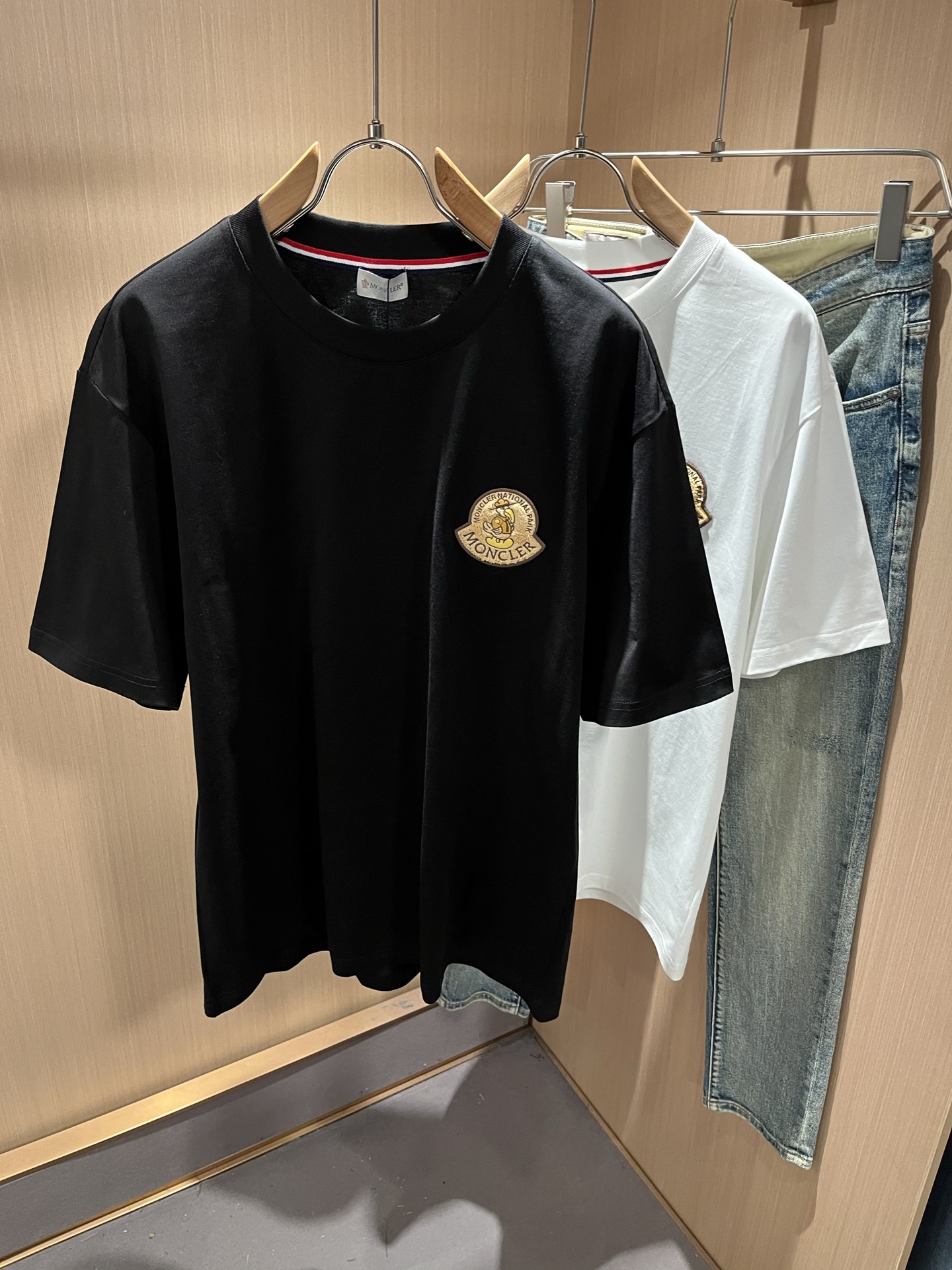 Moncler蒙家 2026春夏男女同款👫情侣款最新的贸易订单短袖T恤，全品相！！网红款！采用logo图