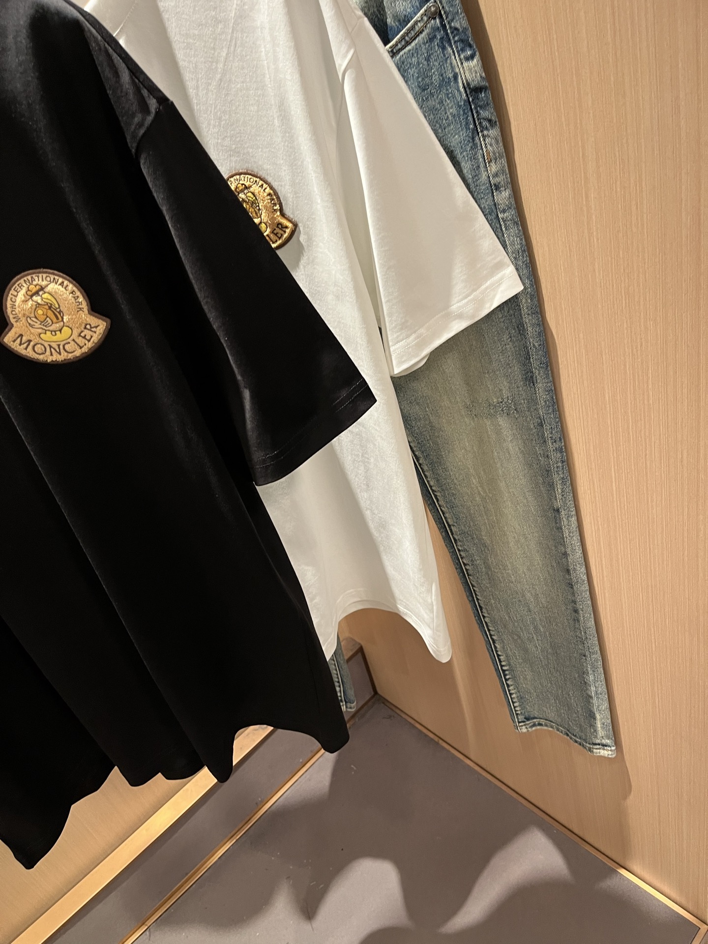 Moncler蒙家 2026春夏男女同款👫情侣款最新的贸易订单短袖T恤，全品相！！网红款！采用logo图