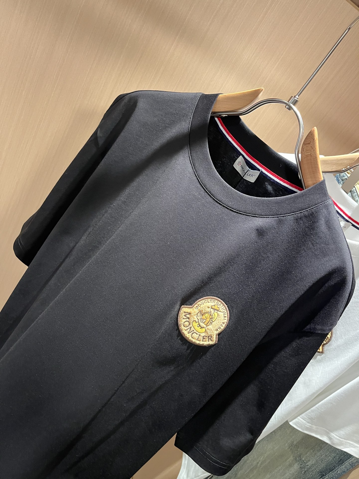Moncler蒙家 2026春夏男女同款👫情侣款最新的贸易订单短袖T恤，全品相！！网红款！采用logo图