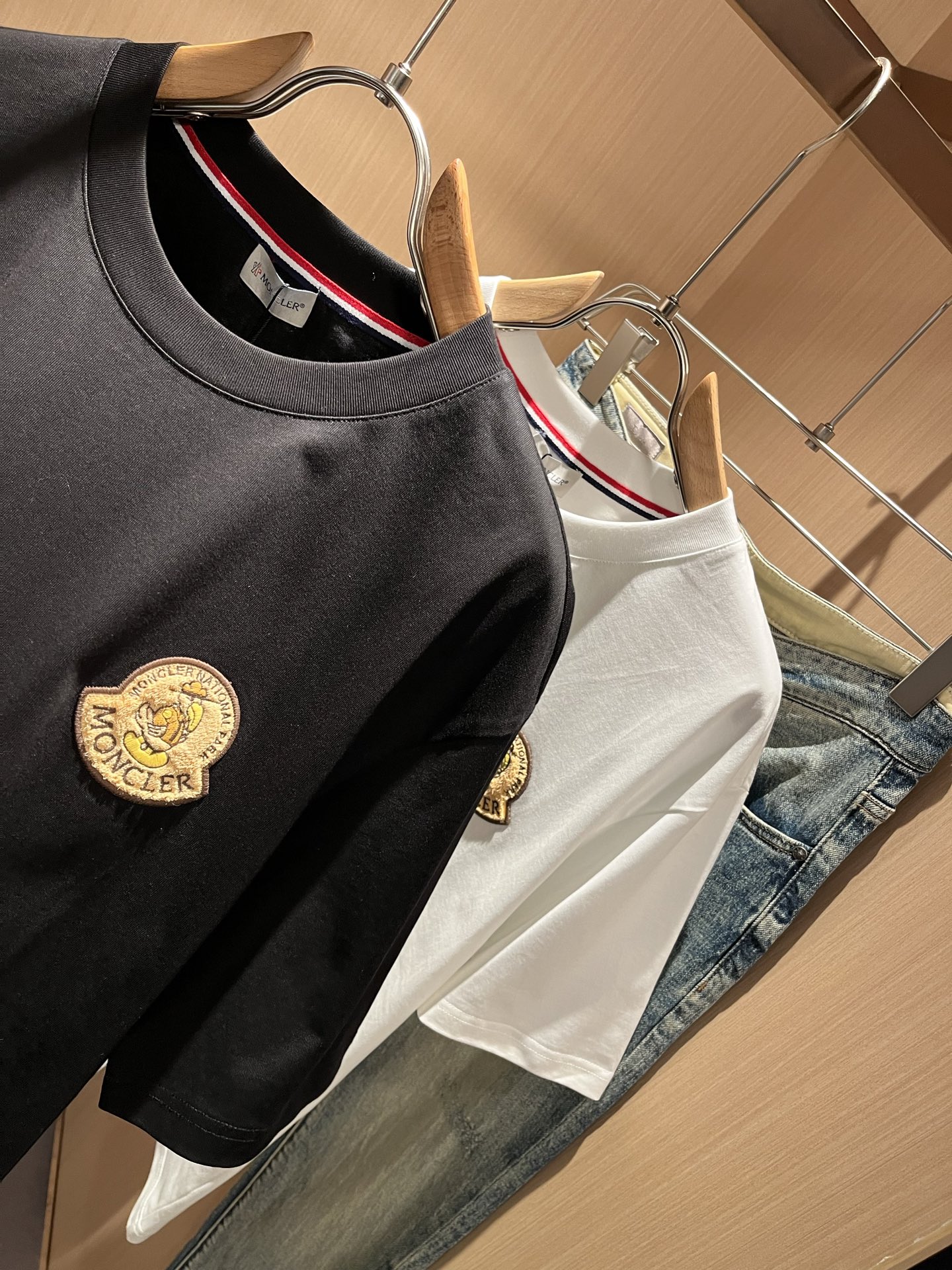 Moncler蒙家 2026春夏男女同款👫情侣款最新的贸易订单短袖T恤，全品相！！网红款！采用logo图