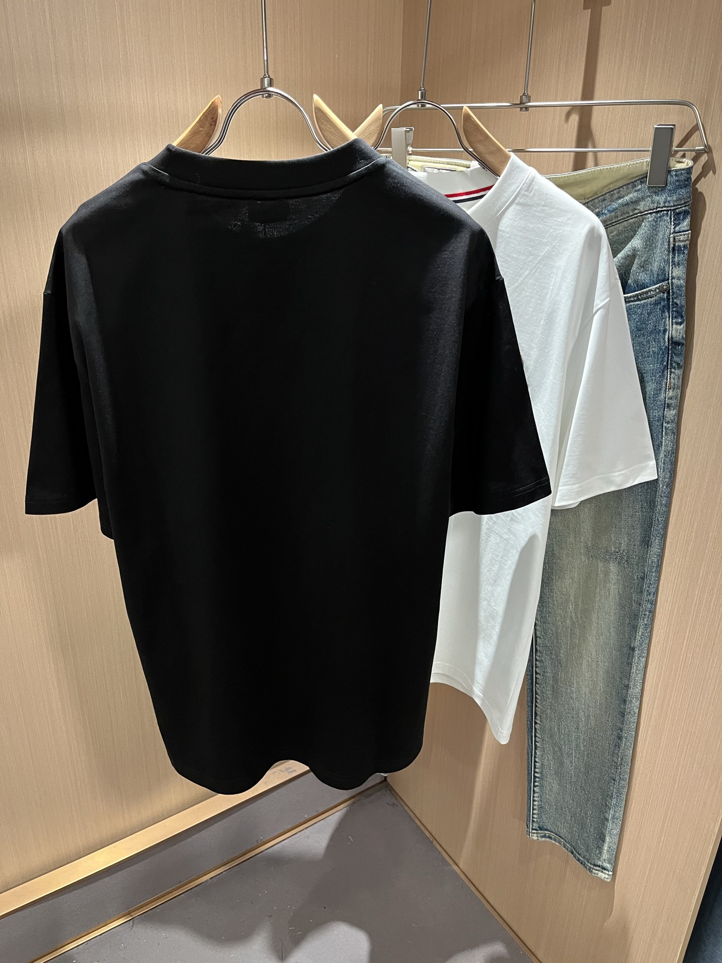 Moncler蒙家 2026春夏男女同款👫情侣款最新的贸易订单短袖T恤，全品相！！网红款！采用logo图