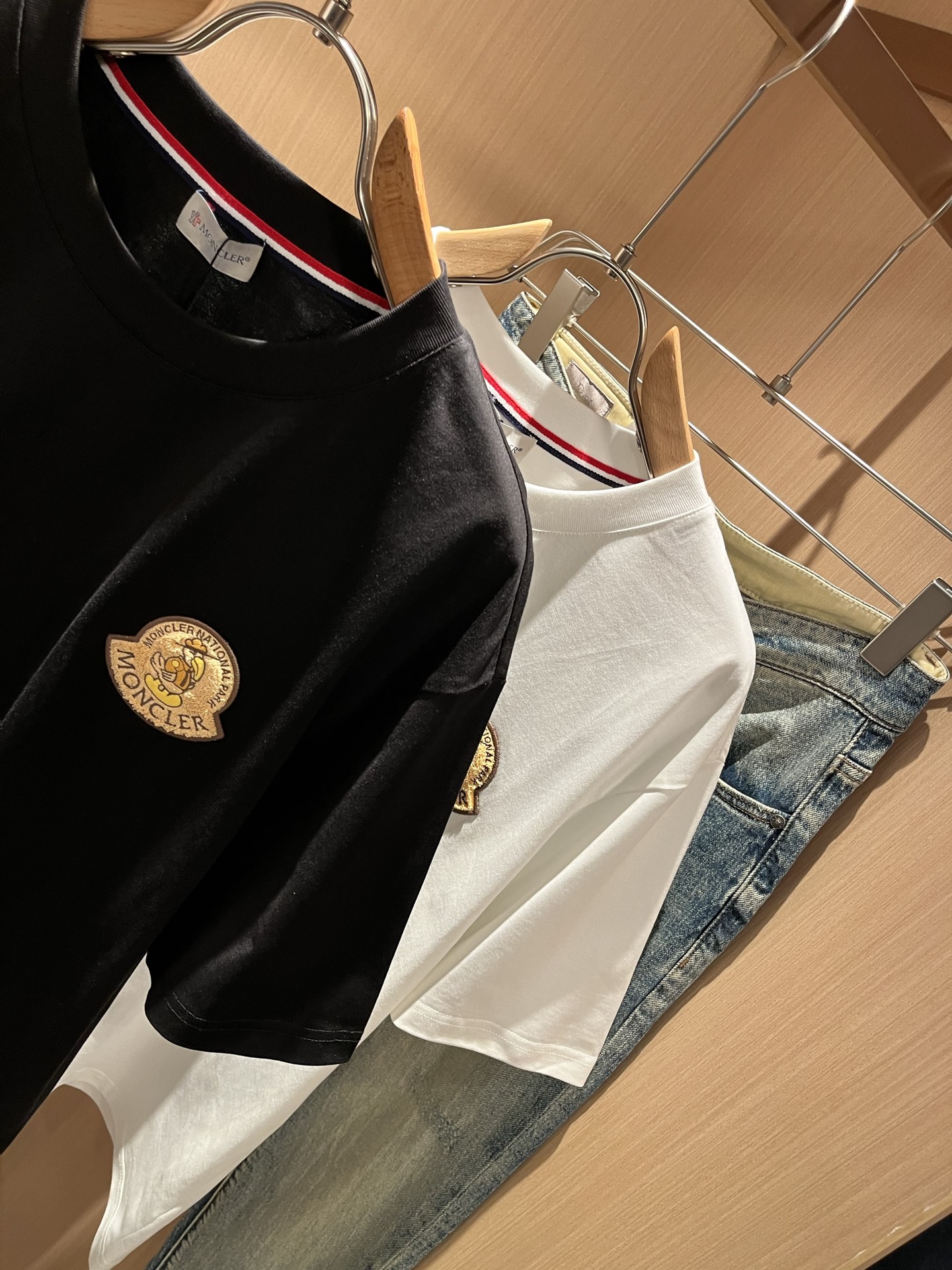 Moncler蒙家 2026春夏男女同款👫情侣款最新的贸易订单短袖T恤，全品相！！网红款！采用logo图