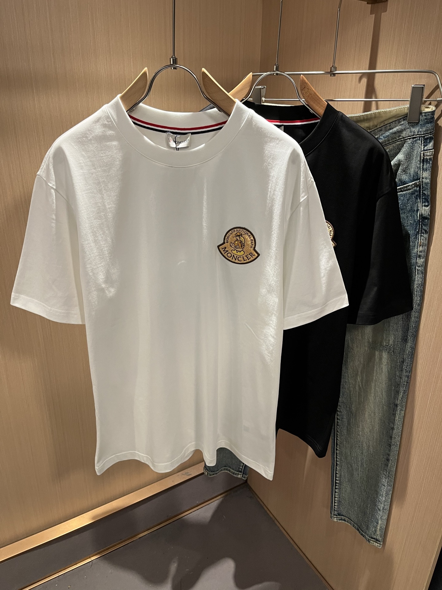 Moncler蒙家 2026春夏男女同款👫情侣款最新的贸易订单短袖T恤，全品相！！网红款！采用logo图