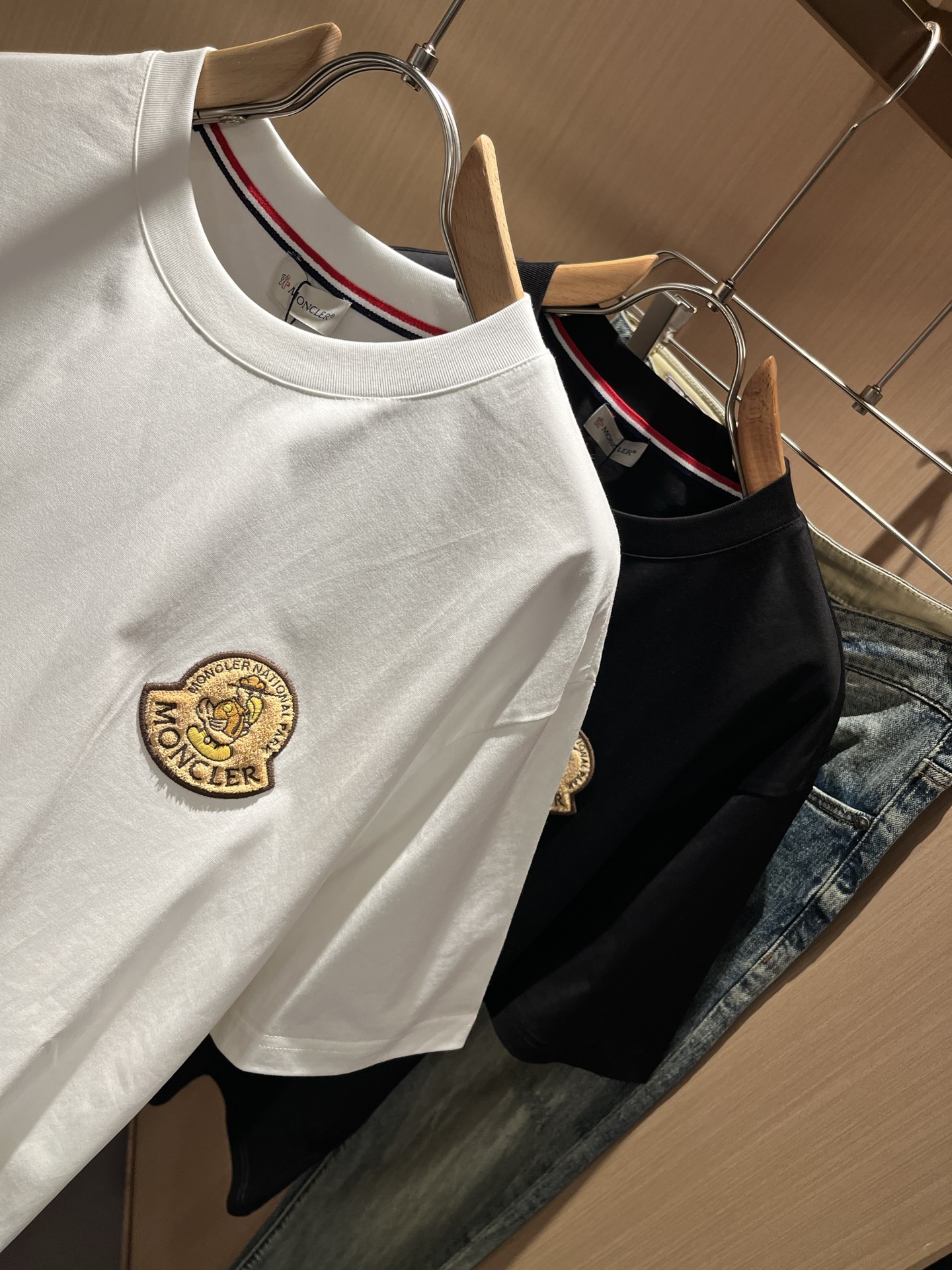 Moncler蒙家 2026春夏男女同款👫情侣款最新的贸易订单短袖T恤，全品相！！网红款！采用logo图
