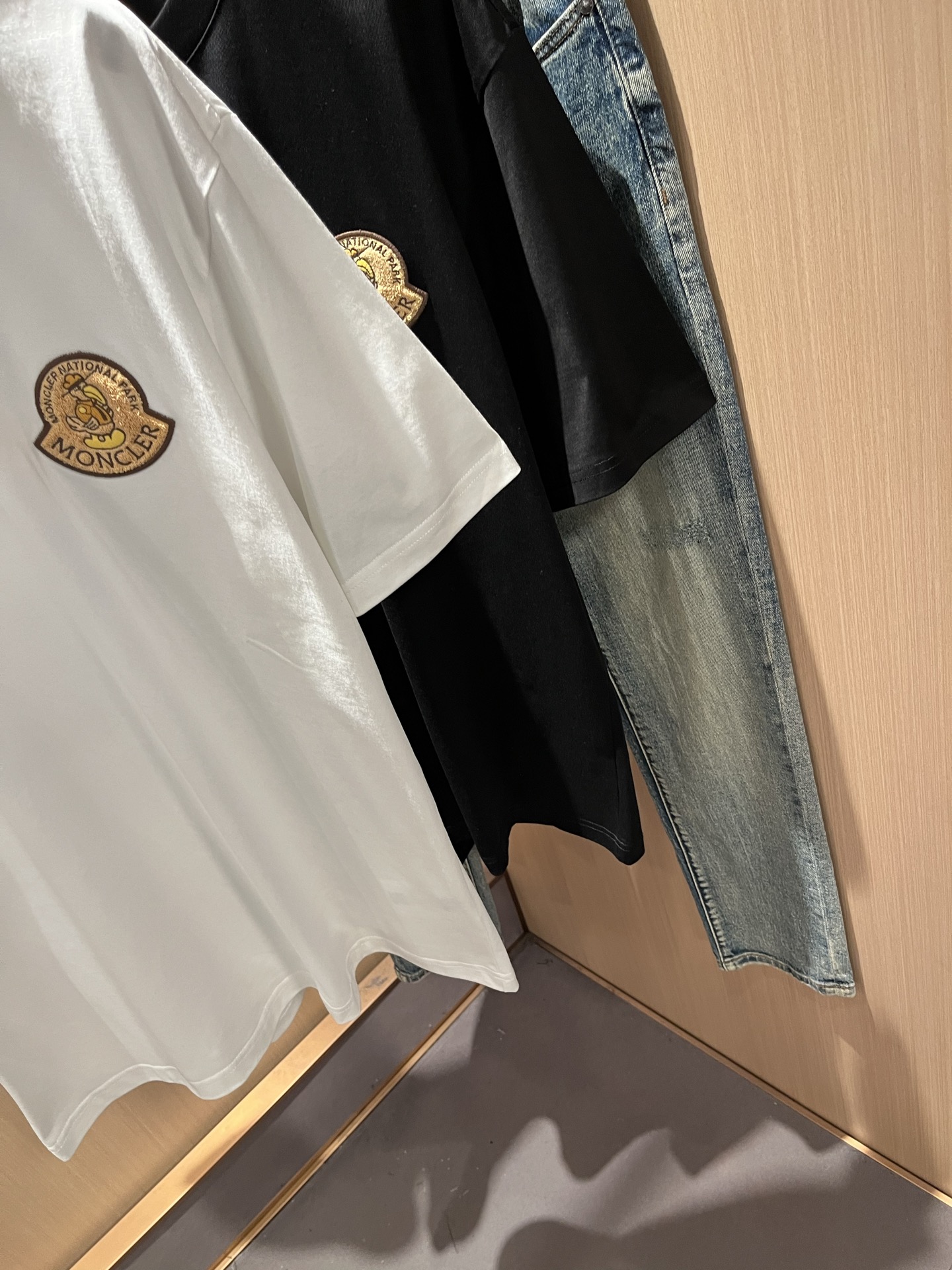 Moncler蒙家 2026春夏男女同款👫情侣款最新的贸易订单短袖T恤，全品相！！网红款！采用logo图