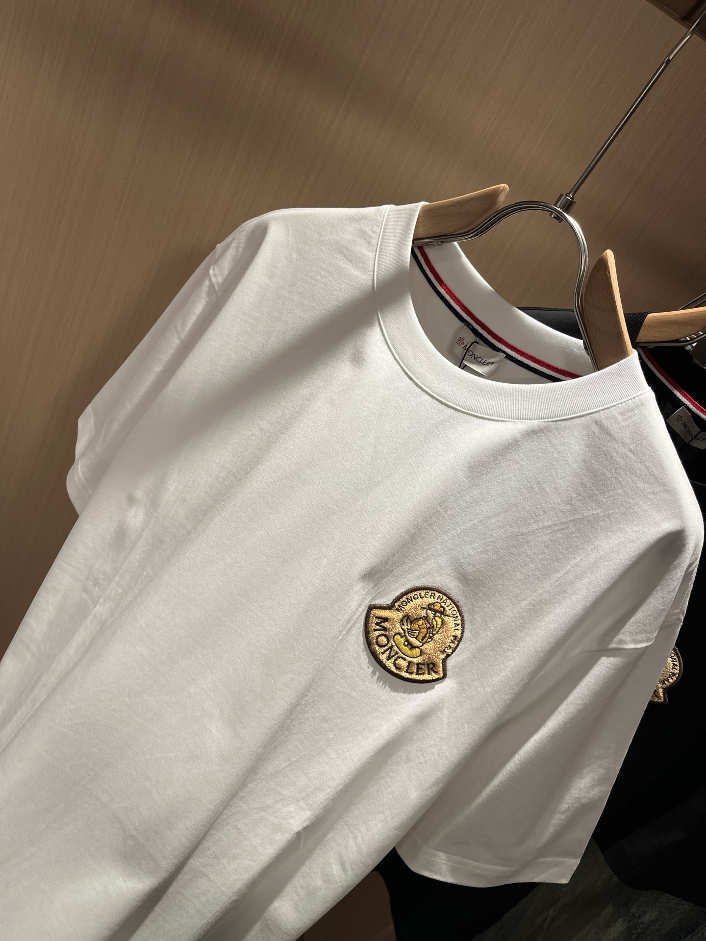 Moncler蒙家 2026春夏男女同款👫情侣款最新的贸易订单短袖T恤，全品相！！网红款！采用logo图