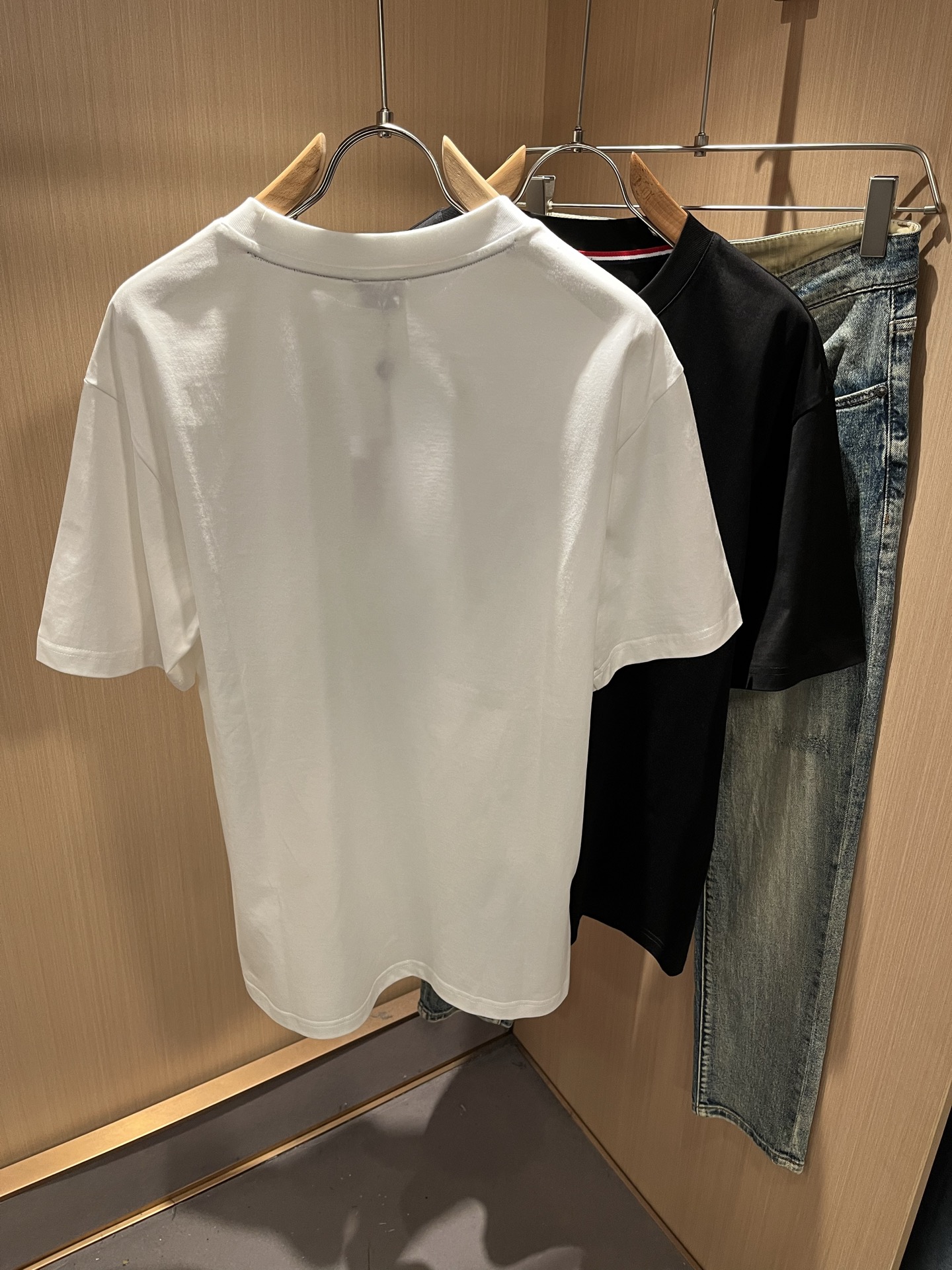 Moncler蒙家 2026春夏男女同款👫情侣款最新的贸易订单短袖T恤，全品相！！网红款！采用logo图