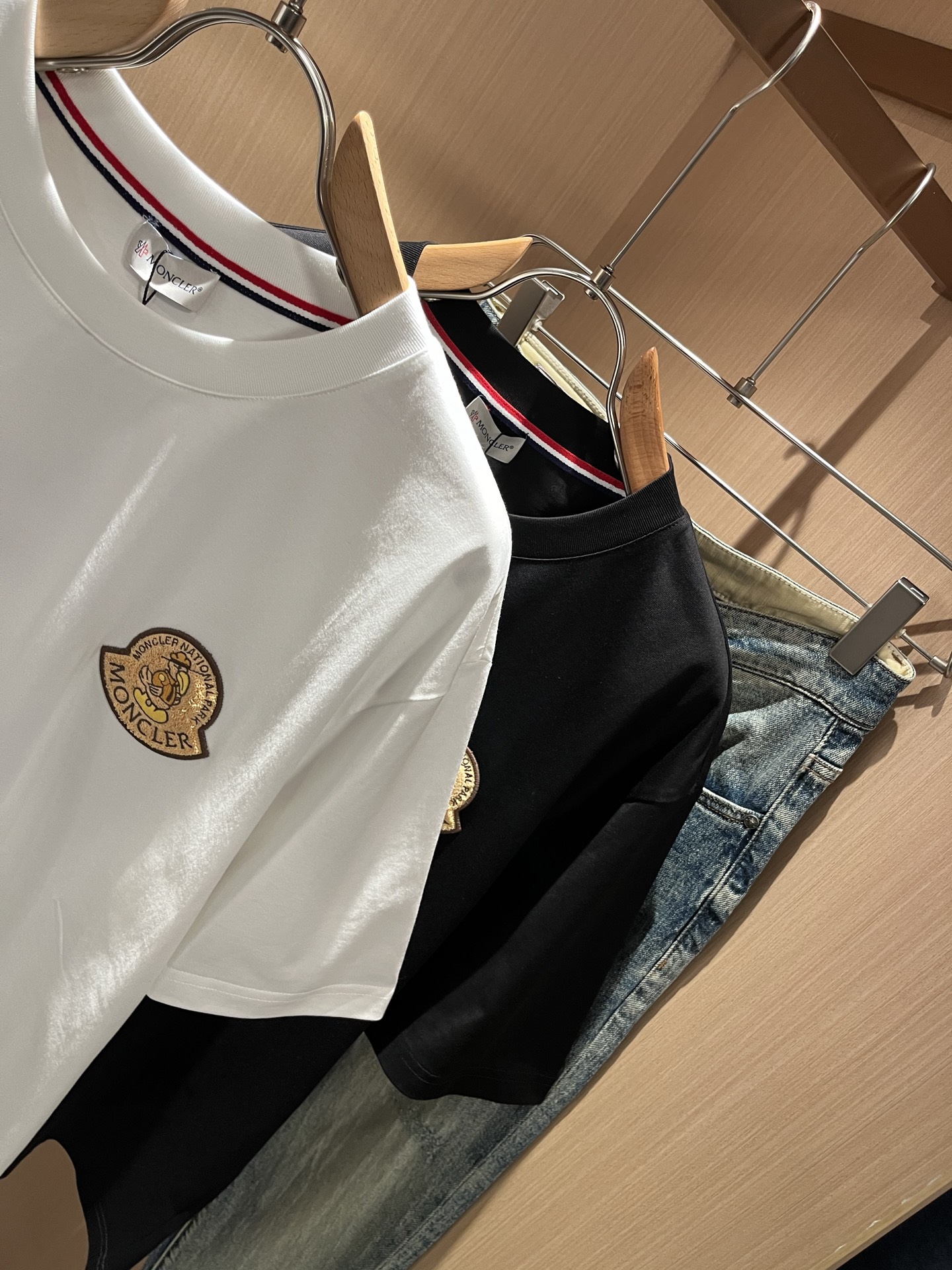 Moncler蒙家 2026春夏男女同款👫情侣款最新的贸易订单短袖T恤，全品相！！网红款！采用logo图
