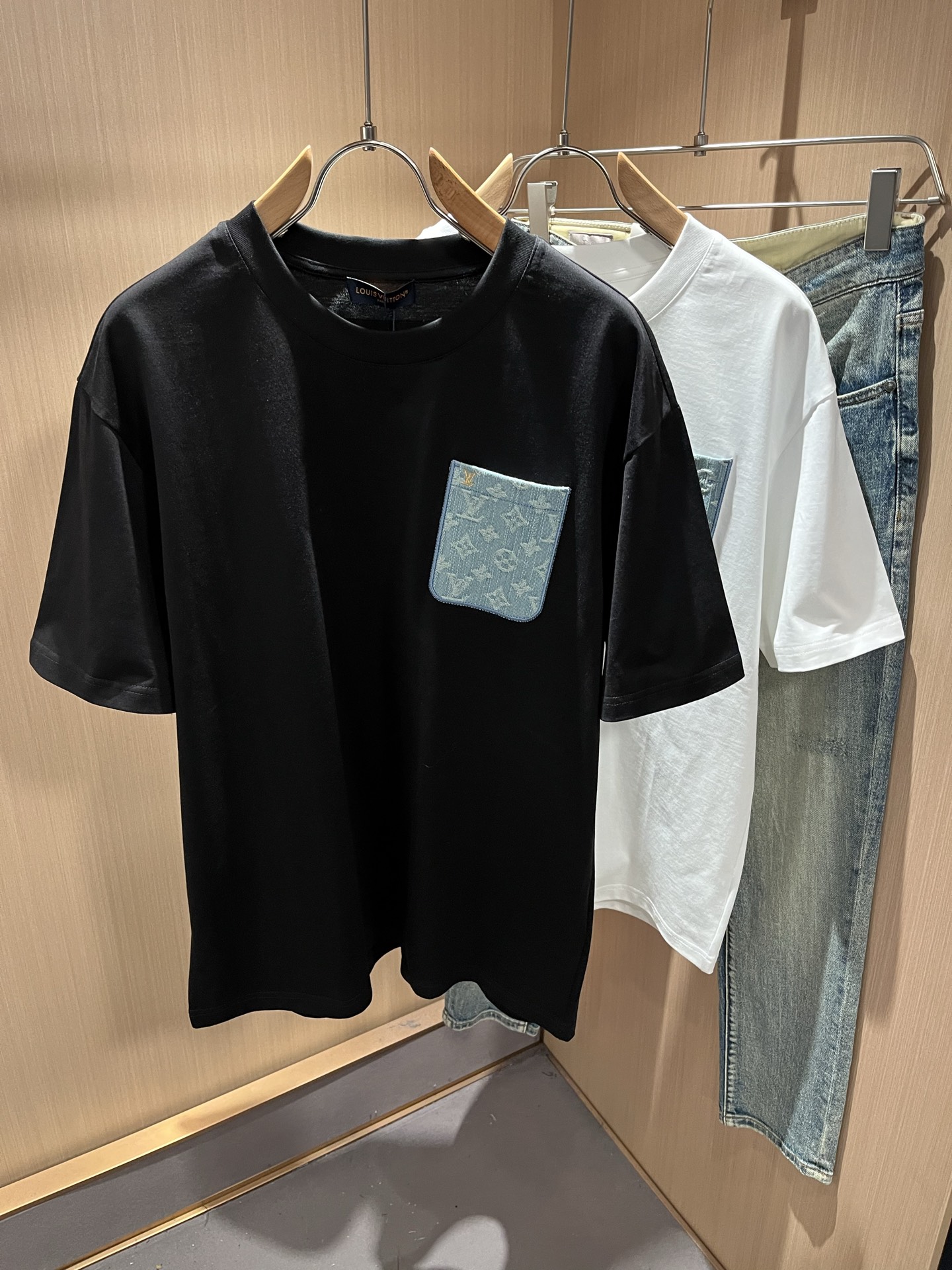 LouisVuitt*路易*登 2026春夏全新系列单品上线，非常时髦前卫的一款男女同款短袖T恤，标识l