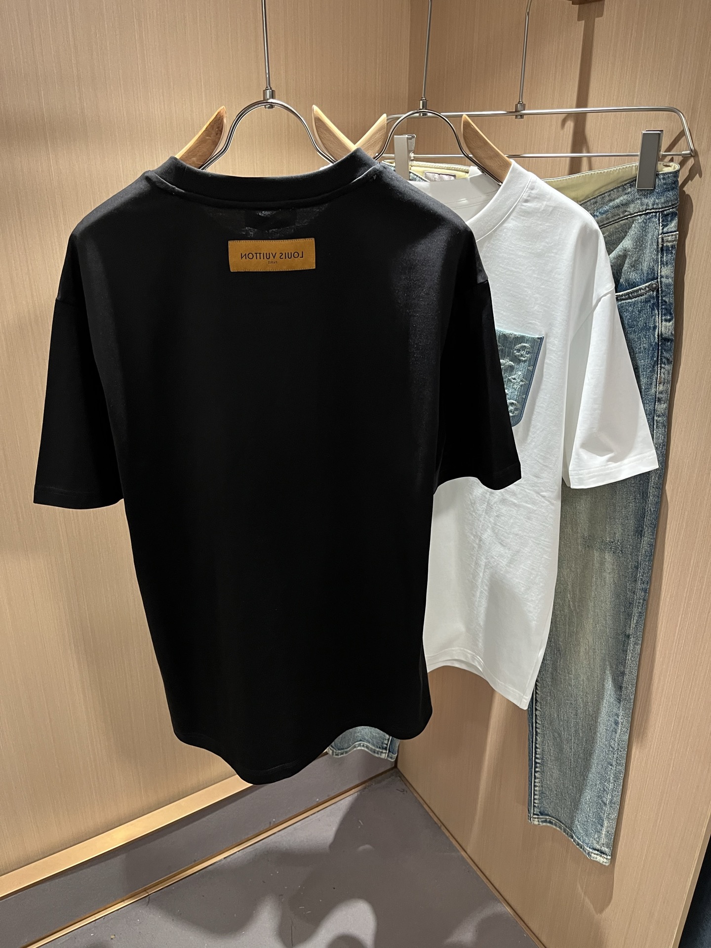 LouisVuitt*路易*登 2026春夏全新系列单品上线，非常时髦前卫的一款男女同款短袖T恤，标识l