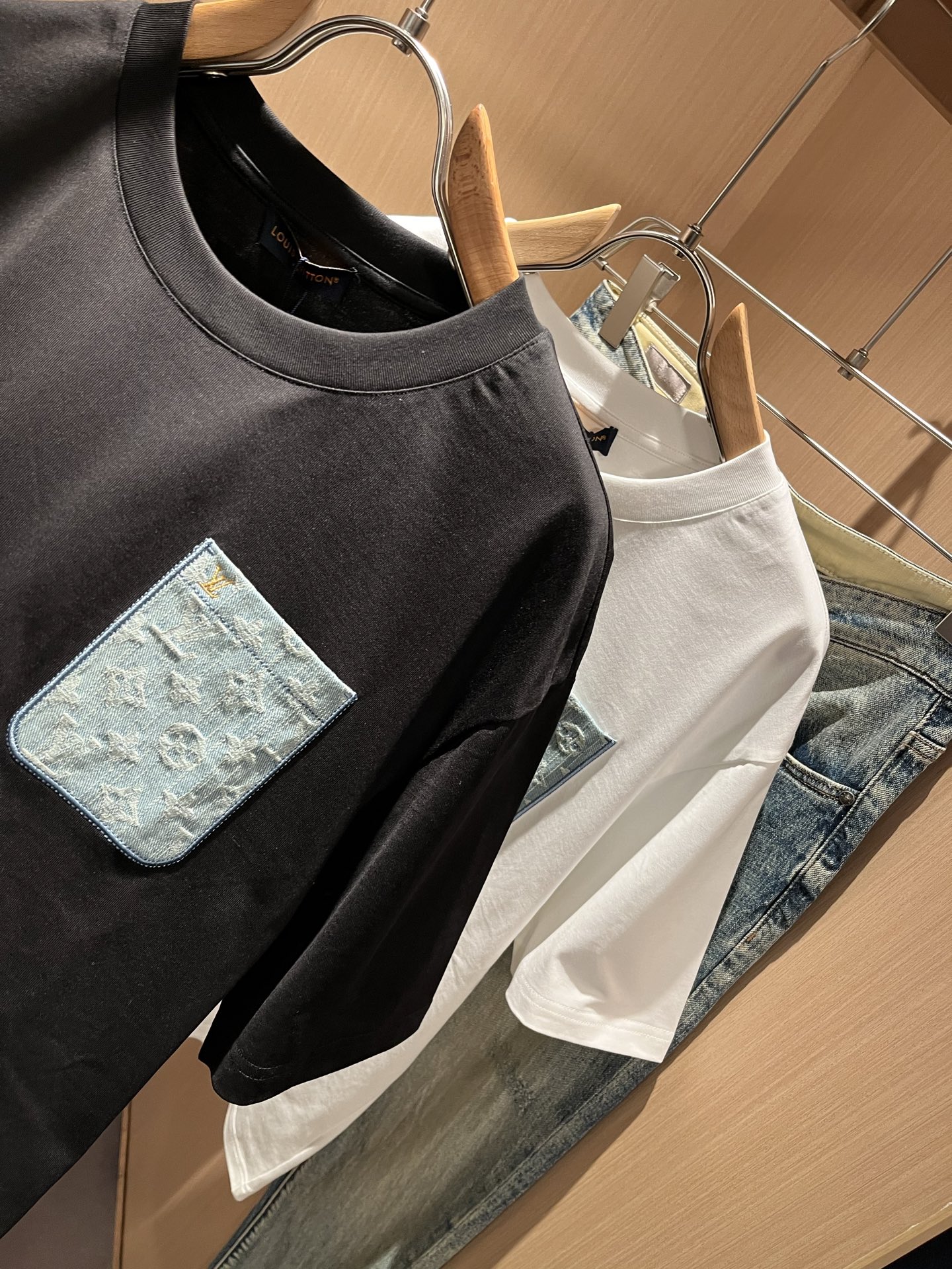 LouisVuitt*路易*登 2026春夏全新系列单品上线，非常时髦前卫的一款男女同款短袖T恤，标识l