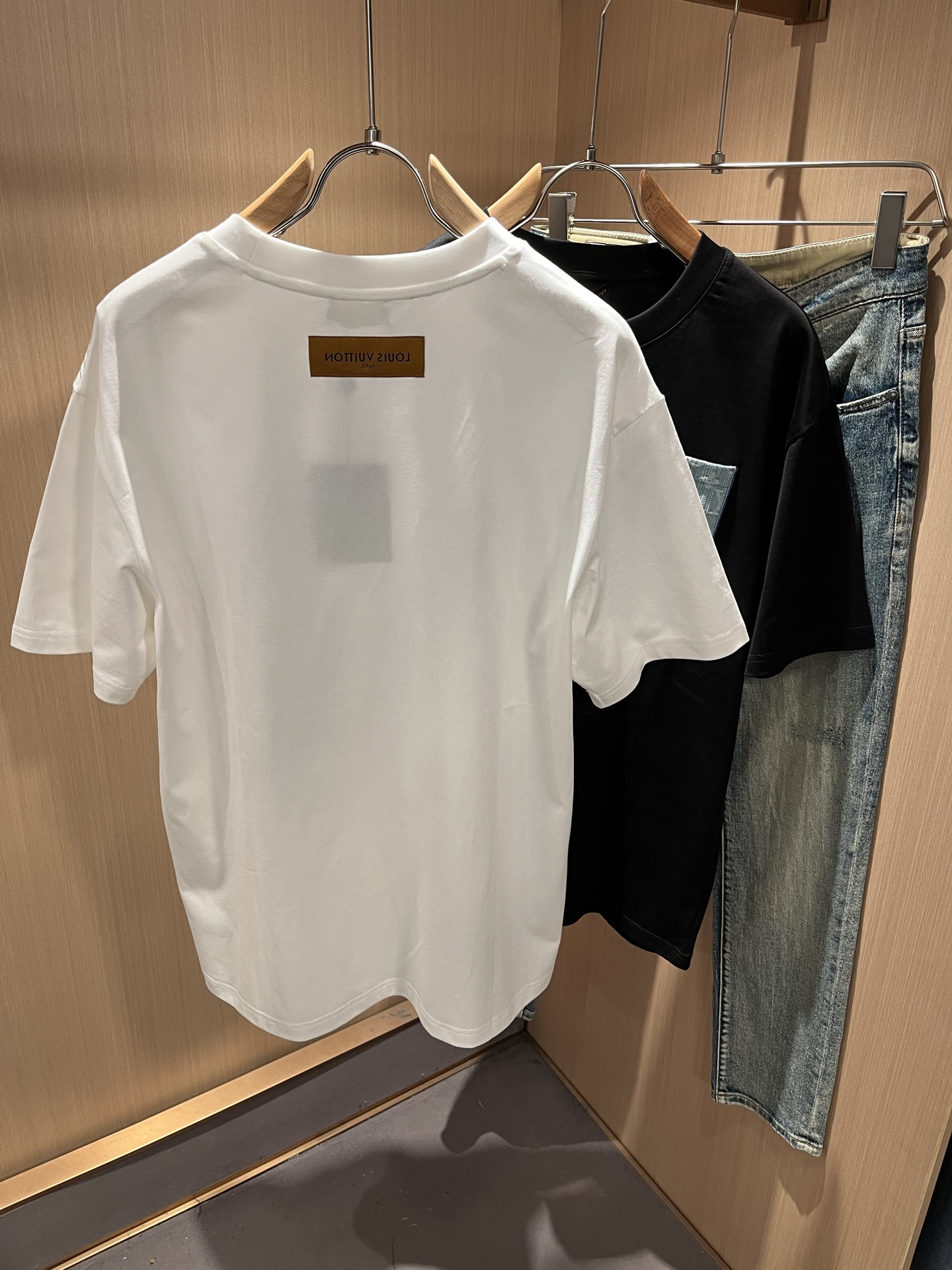 LouisVuitt*路易*登 2026春夏全新系列单品上线，非常时髦前卫的一款男女同款短袖T恤，标识l