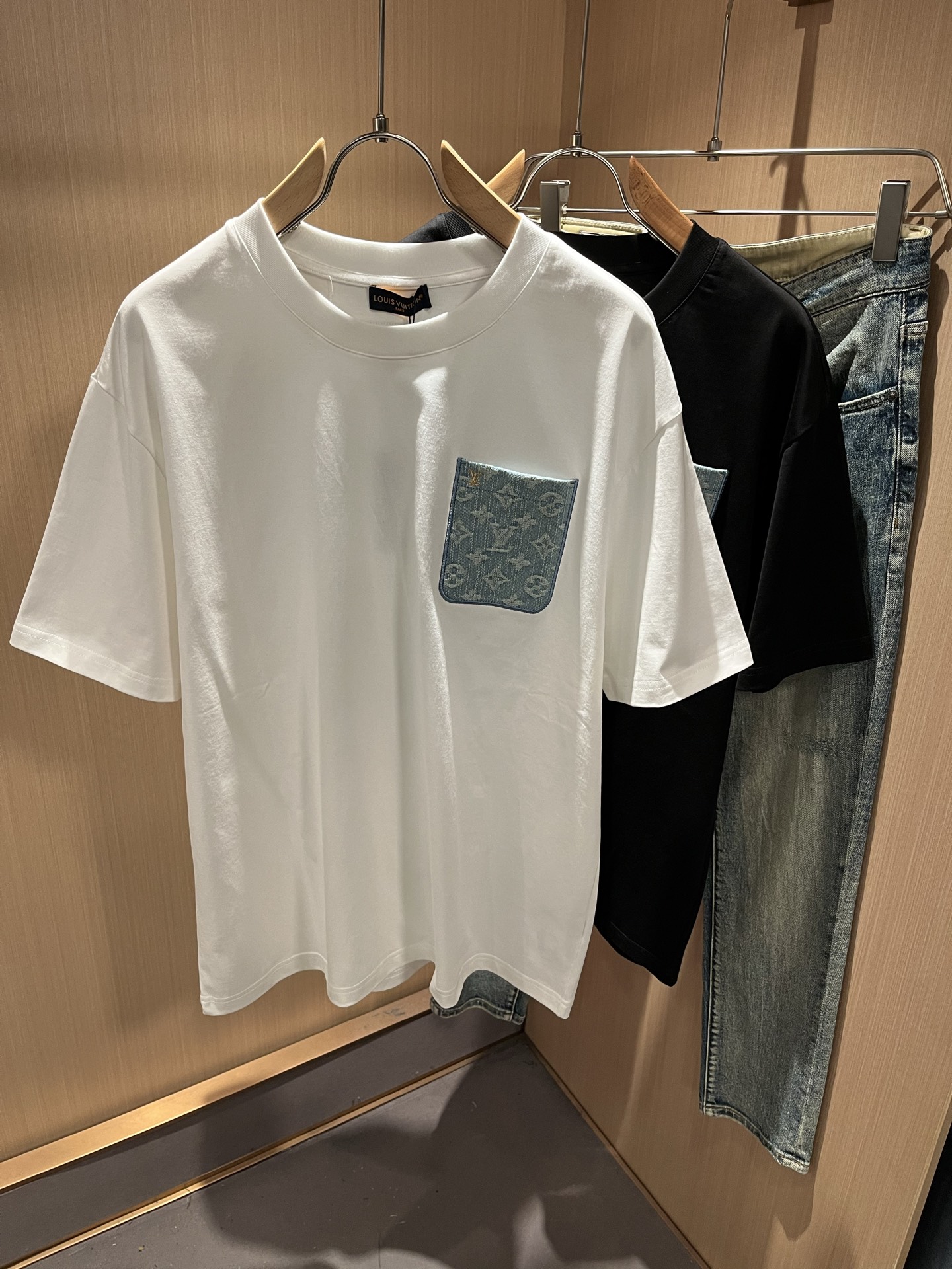 LouisVuitt*路易*登 2026春夏全新系列单品上线，非常时髦前卫的一款男女同款短袖T恤，标识l
