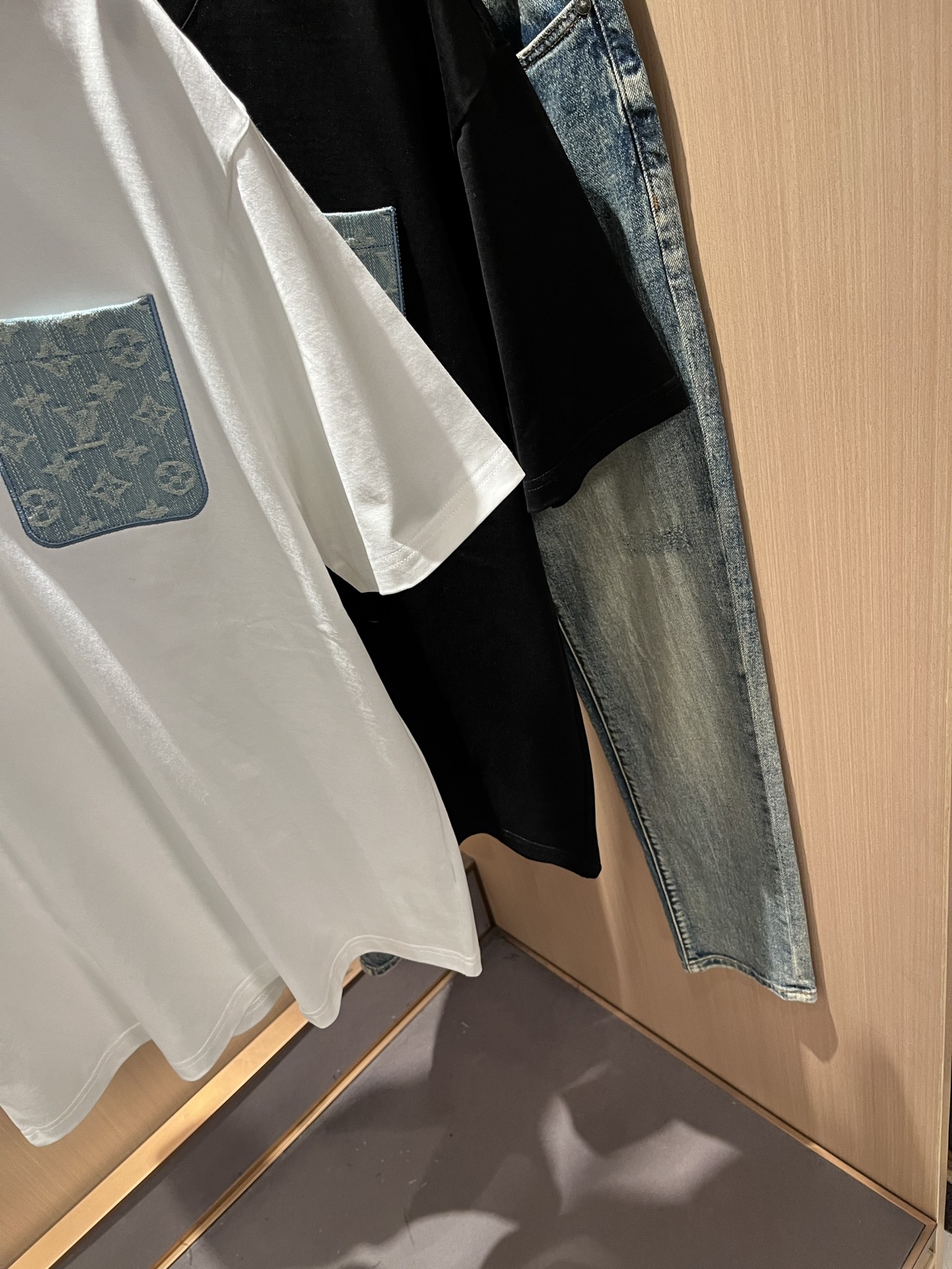LouisVuitt*路易*登 2026春夏全新系列单品上线，非常时髦前卫的一款男女同款短袖T恤，标识l
