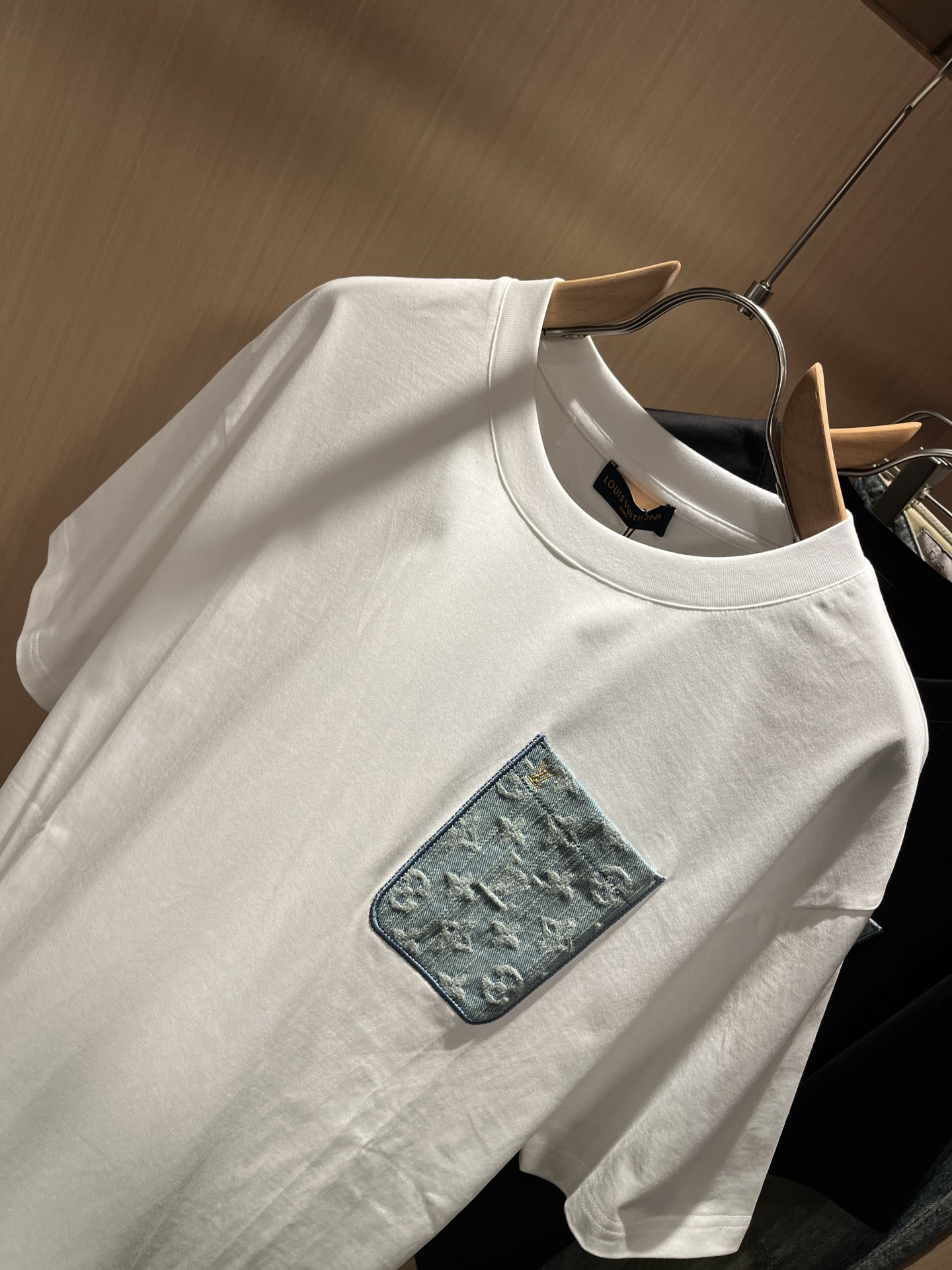 LouisVuitt*路易*登 2026春夏全新系列单品上线，非常时髦前卫的一款男女同款短袖T恤，标识l