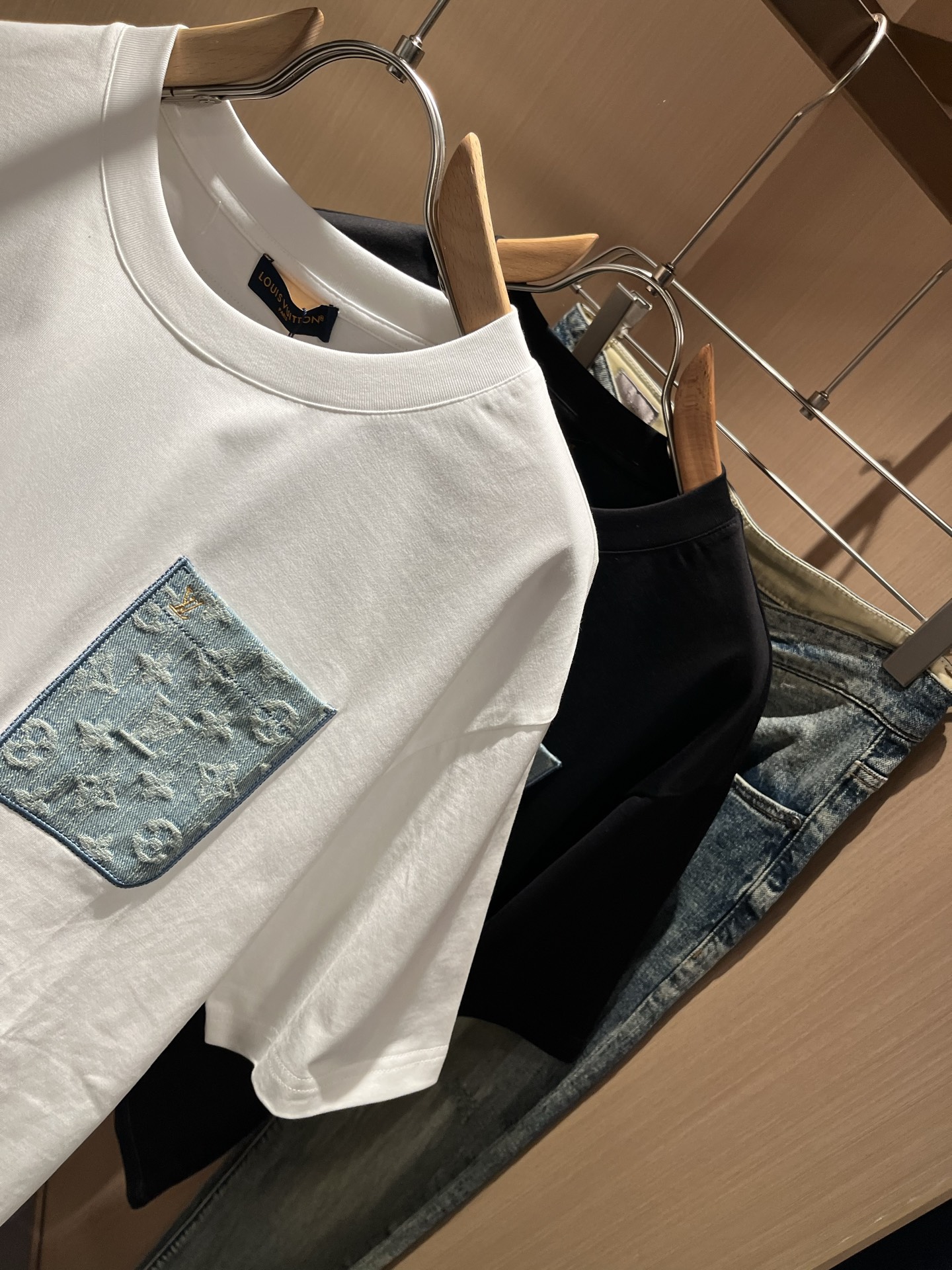 LouisVuitt*路易*登 2026春夏全新系列单品上线，非常时髦前卫的一款男女同款短袖T恤，标识l