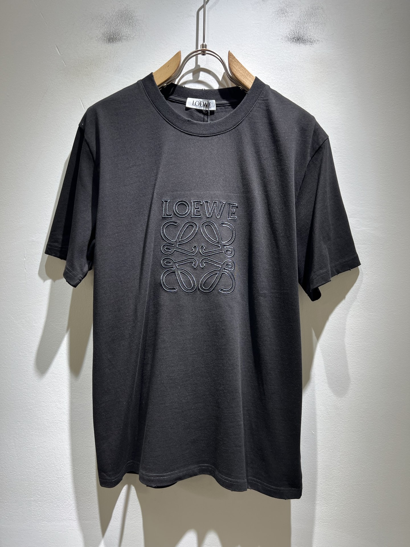 NO:746630,LOE*WE 2026 spring and summer new short-sleeved T-shirt for men and women, Italian original order channel, highly personalized and high-end style, logo pattern embroidery design!  Pure cotton short-sleeved T-shirt for couples!  !  The latest popular fashion product has arrived. It is a simple and high-end fashion item. It is a fashion product with very high-end charm and is a must-have item for fashion trends!  Italian original factory channel, special supply level order, released simultaneously by Hong Kong, Macao and Taiwan buyer stores. This model is also the latest popular product of Loewe family this year, and it is also the most classic product. Its specifications and quality are beyond doubt!  !  The selection is extremely diverse. It goes without saying that this style has that fresh and natural feeling, which highlights the brand's charm and high-end sense. The texture of this style is very good, and the weight and color that can be felt by hand are even better on the skin. It is a full wearing enjoyment!  !  Size: S -2XL,,loewe,loewe,T-shirt,tees,t-shirt,19860909LOE*WE罗*威 2026春夏新款男女同款短袖T恤,意大利原厂订单渠道,极具个性高级风,标志logo图案刺绣工艺设计！情侣款纯棉短袖T恤！！最新时尚潮流人气产物驾到,又是一款简约高级的时尚单品,穿搭魅力十分高级不俗的时尚产物 ,时尚潮流必备单品！意大利原厂渠道,特供级别订单,同步港澳台买手店发布,此款也是罗意威家今年的最新人气产物,也是最经典的产物,其规格跟档次更是毋庸置疑！！ 选择极具多样化,言而喻此款自然具备那种清新自然的感觉,彰显品牌魅力与高级感,此款的质感十分的到位,用手可以感知的重磅跟出彩亲肤程度更是上佳,十足的穿着享受！！尺码: S -2XL,,loewe,loewe,T-shirt,tees，t-shirt,,Men's clothing