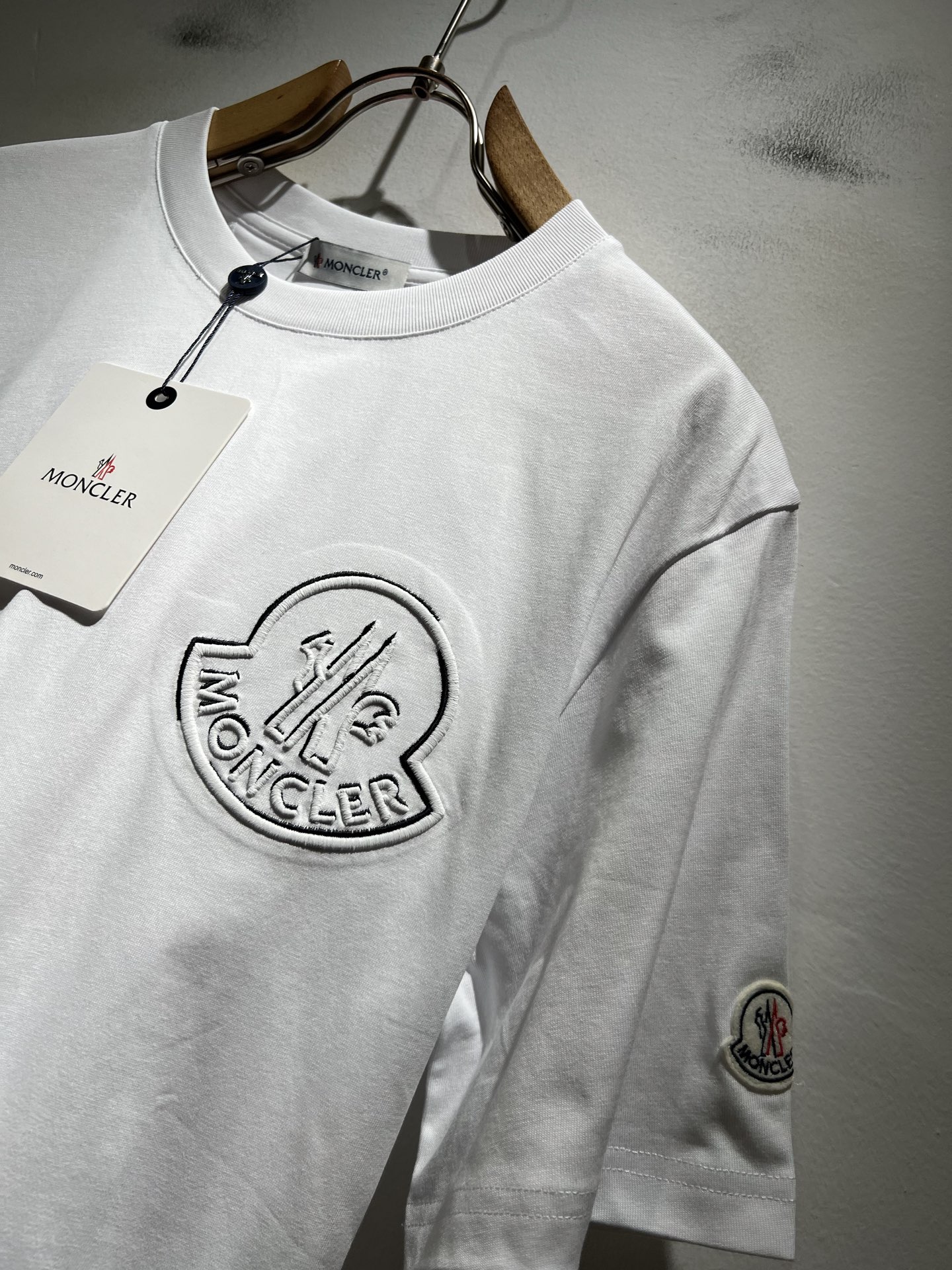 Moncler蒙家 2026春夏男女同款👫情侣款最新的贸易订单短袖T恤，全品相！！网红款！采用logo图