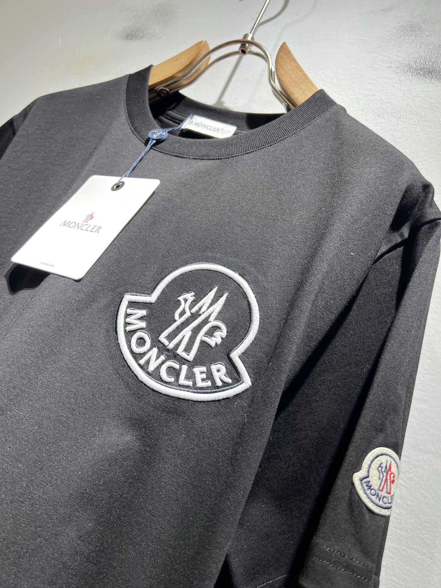 Moncler蒙家 2026春夏男女同款👫情侣款最新的贸易订单短袖T恤，全品相！！网红款！采用logo图