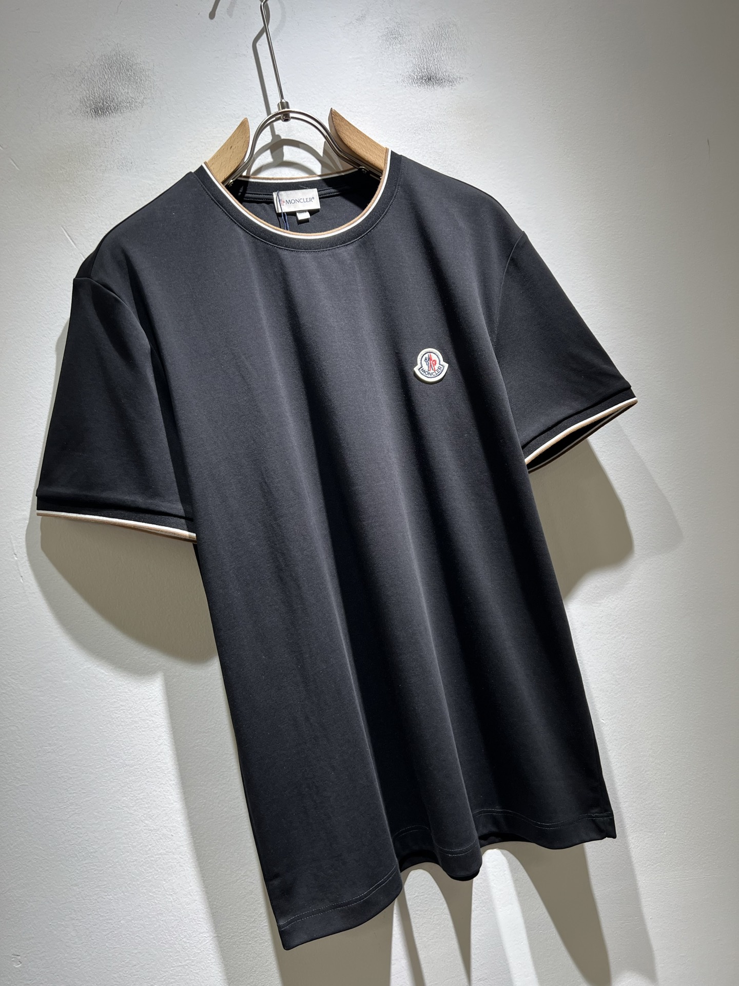 Moncler蒙家 2026春夏最新男女同款👫贸易订单短袖T恤，全品相！！网红款！采用logo图案徽章设