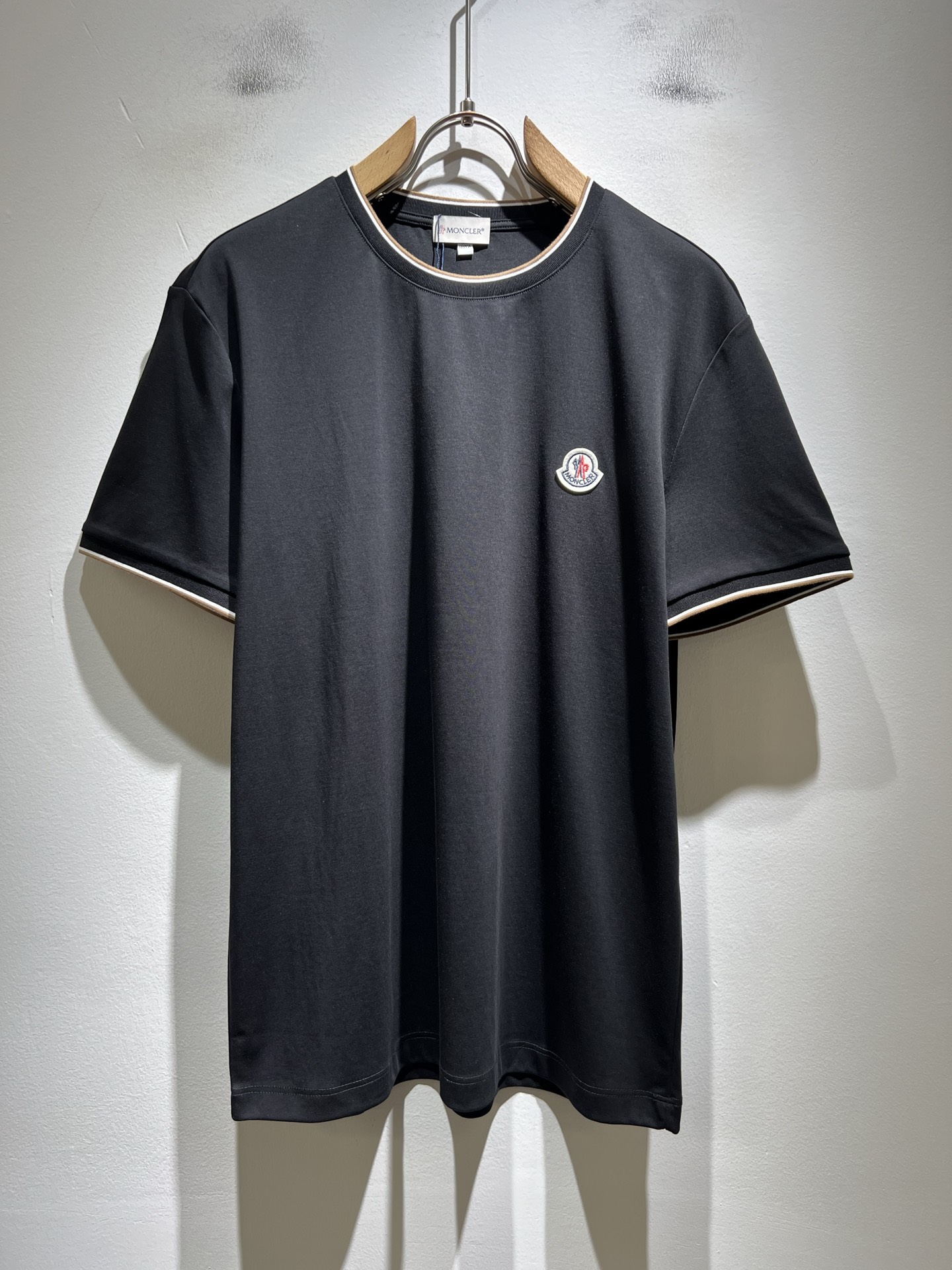 Moncler蒙家 2026春夏最新男女同款👫贸易订单短袖T恤，全品相！！网红款！采用logo图案徽章设