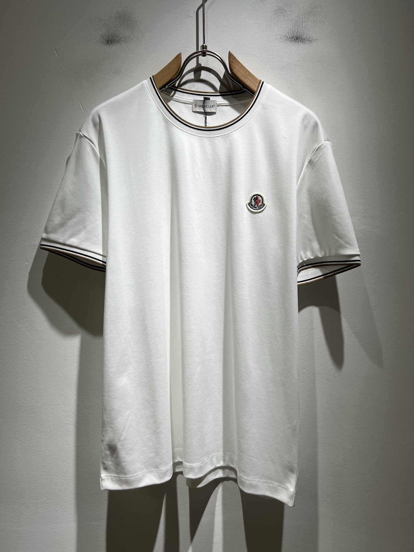 Moncler蒙家 2026春夏最新男女同款👫贸易订单短袖T恤，全品相！！网红款！采用logo图案徽章设