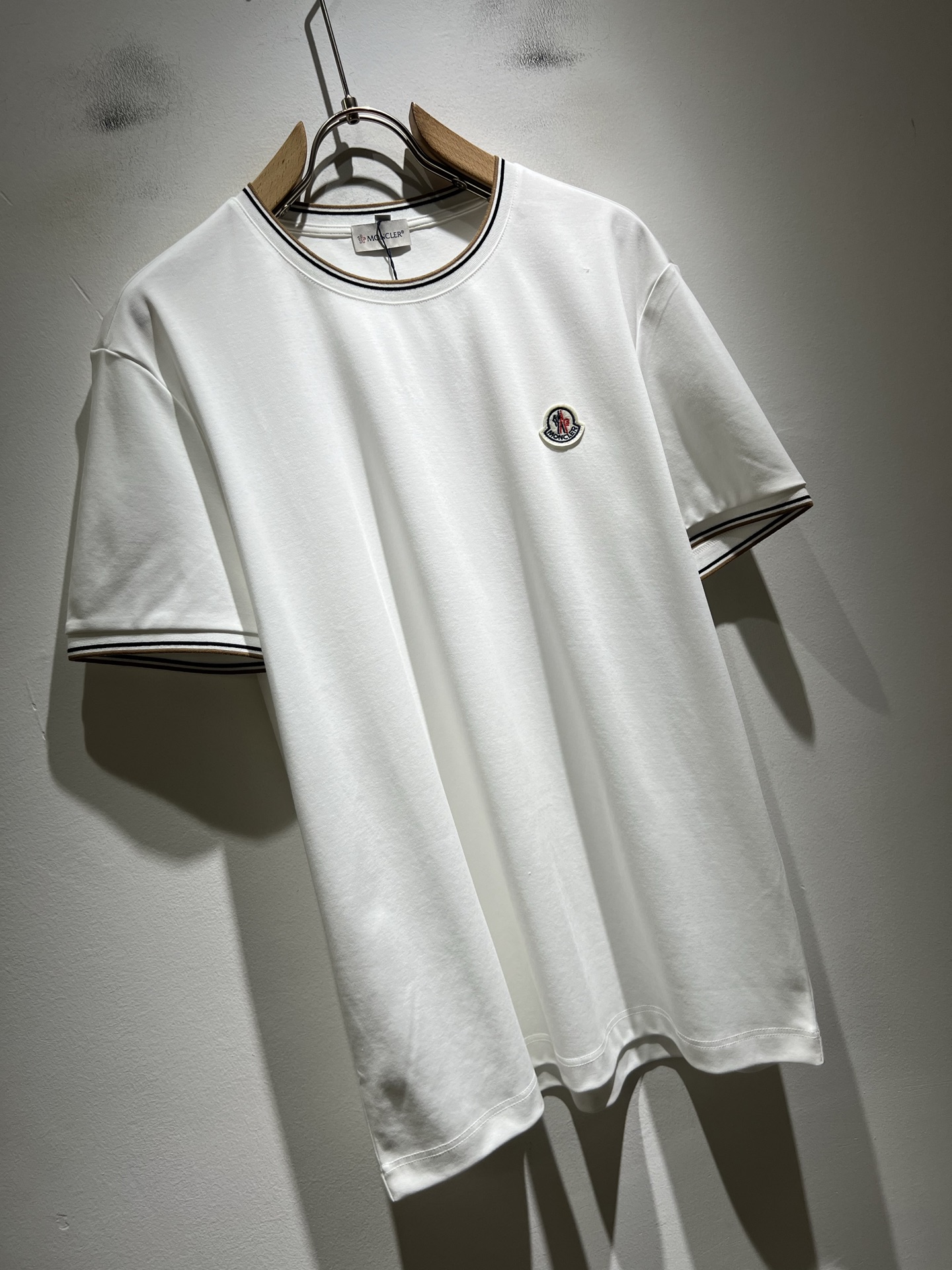Moncler蒙家 2026春夏最新男女同款👫贸易订单短袖T恤，全品相！！网红款！采用logo图案徽章设
