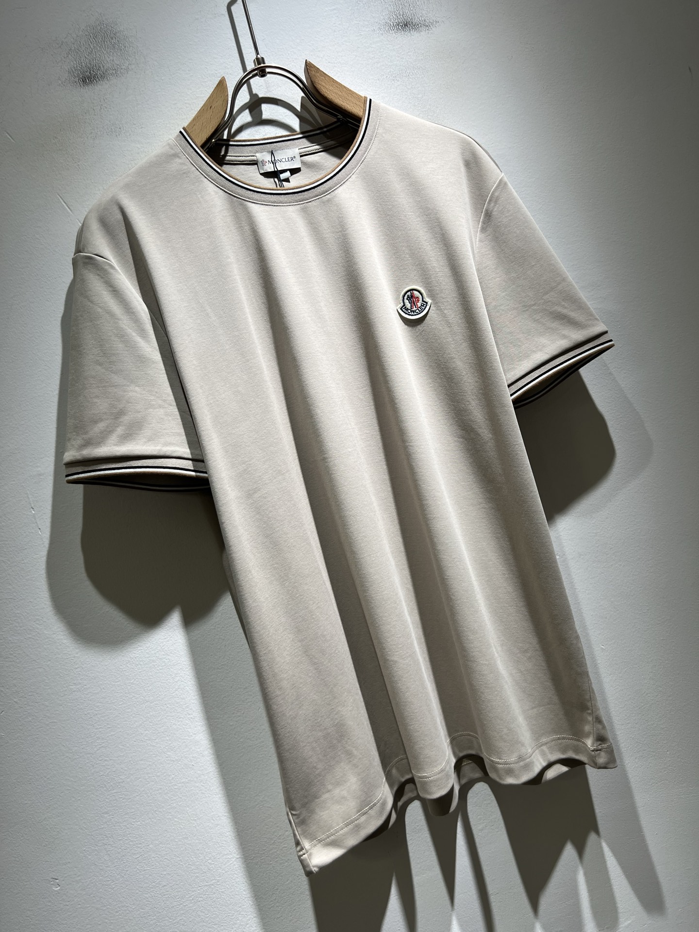 Moncler蒙家 2026春夏最新男女同款👫贸易订单短袖T恤，全品相！！网红款！采用logo图案徽章设