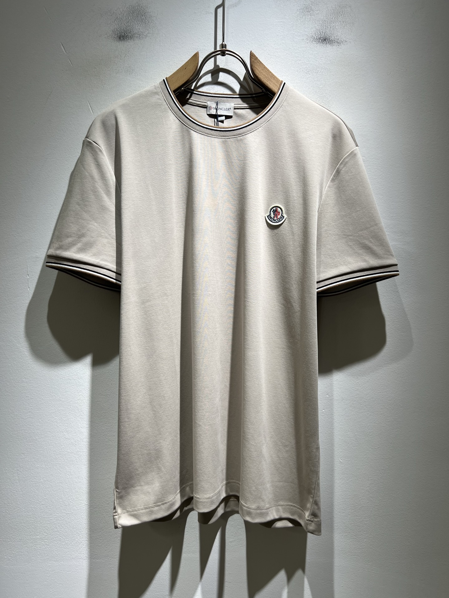 Moncler蒙家 2026春夏最新男女同款👫贸易订单短袖T恤，全品相！！网红款！采用logo图案徽章设