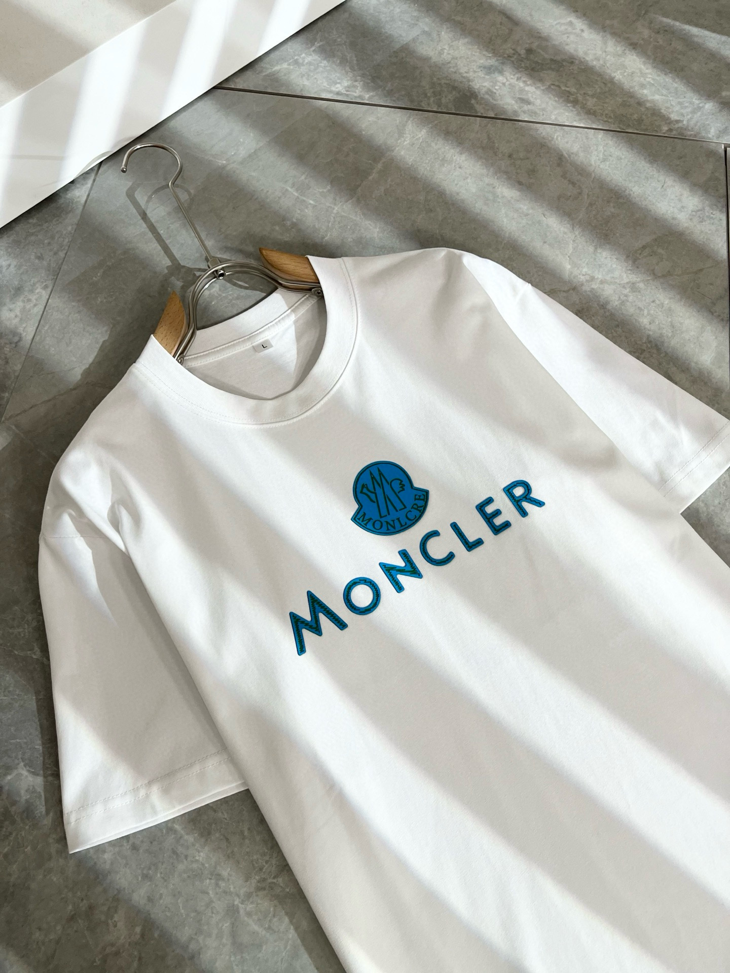 Moncler蒙家 2026春夏男女同款👫情侣款最新的贸易订单短袖T恤，全品相！！网红款！采用logo图