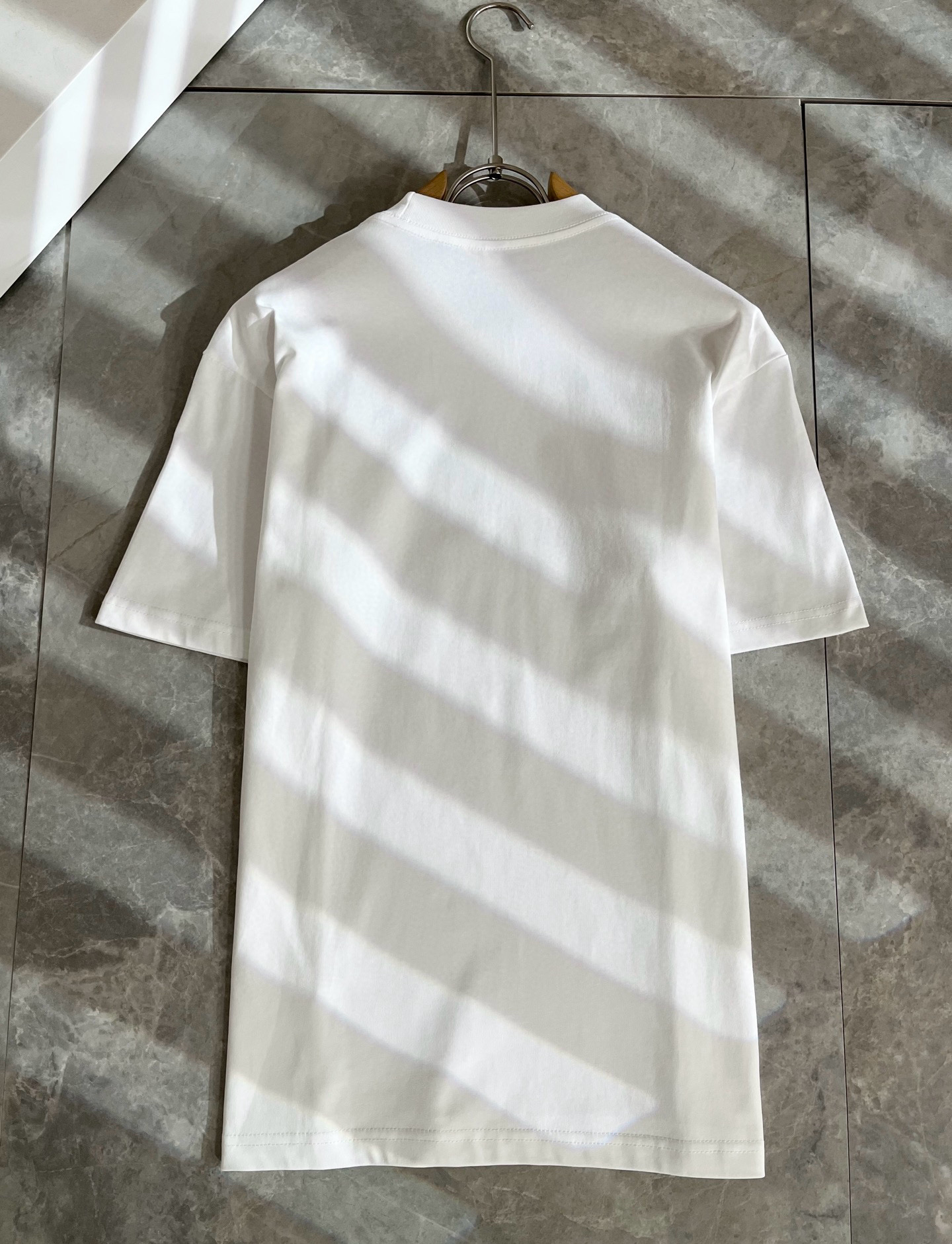 Moncler蒙家 2026春夏男女同款👫情侣款最新的贸易订单短袖T恤，全品相！！网红款！采用logo图