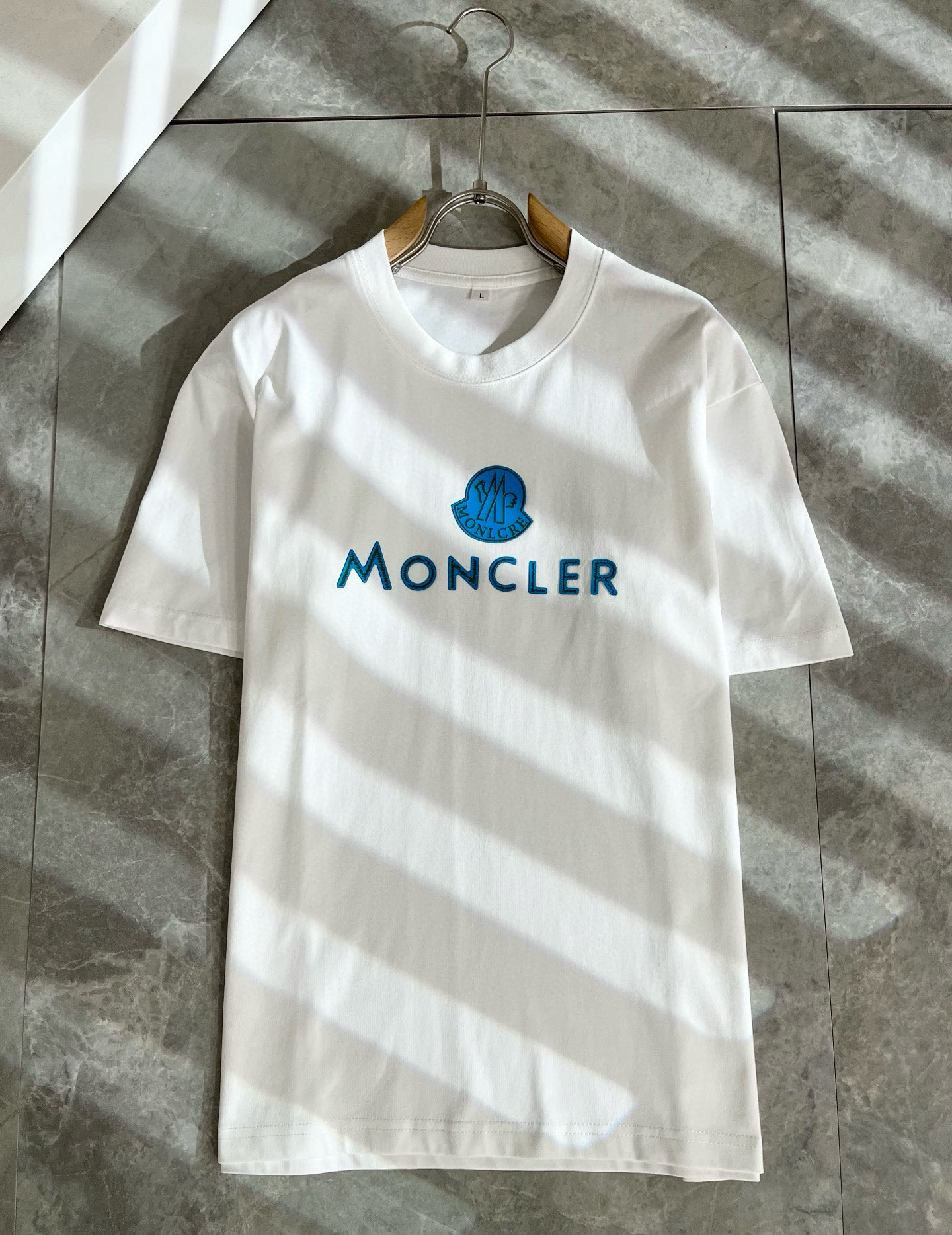 Moncler蒙家 2026春夏男女同款👫情侣款最新的贸易订单短袖T恤，全品相！！网红款！采用logo图
