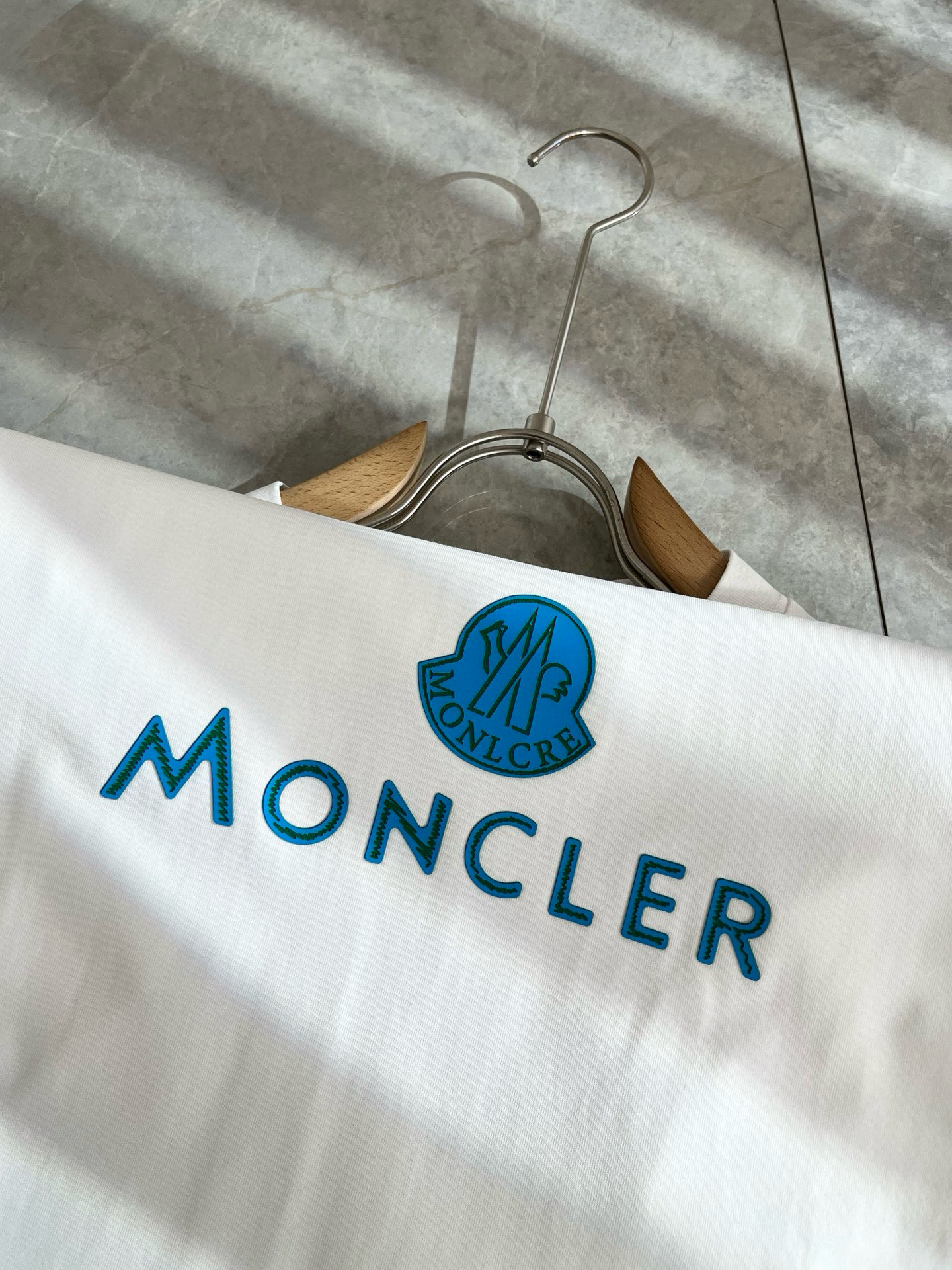 Moncler蒙家 2026春夏男女同款👫情侣款最新的贸易订单短袖T恤，全品相！！网红款！采用logo图