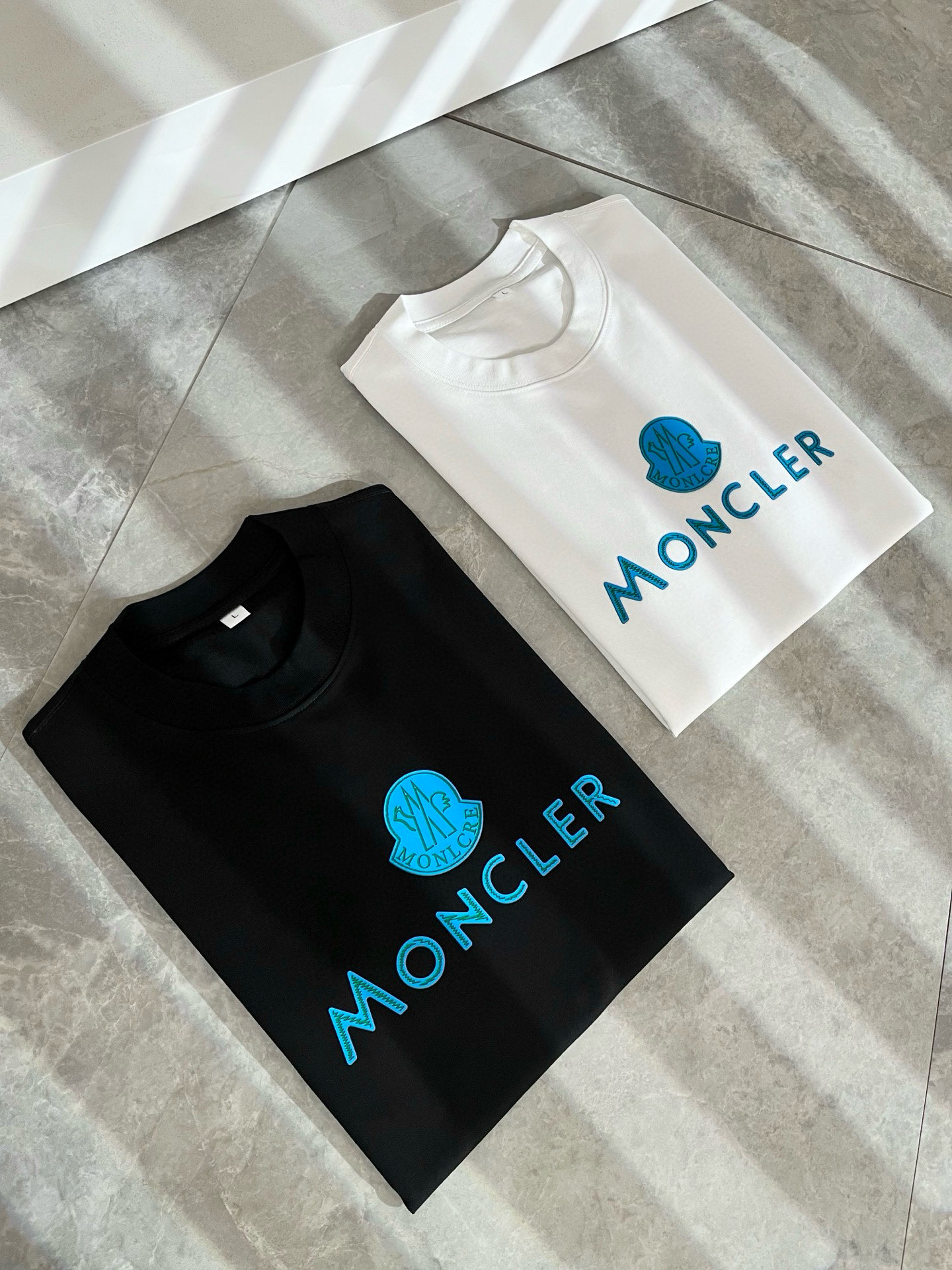 Moncler蒙家 2026春夏男女同款👫情侣款最新的贸易订单短袖T恤，全品相！！网红款！采用logo图