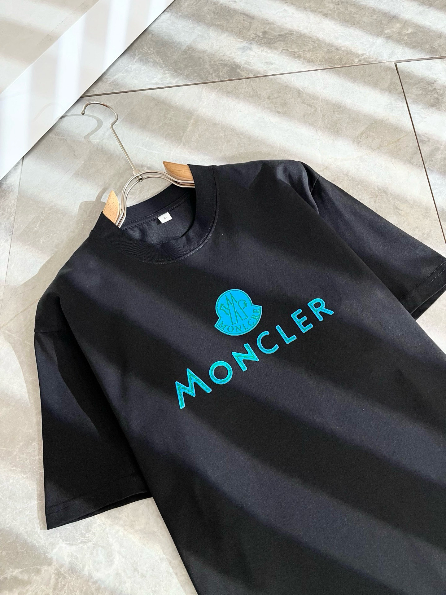 Moncler蒙家 2026春夏男女同款👫情侣款最新的贸易订单短袖T恤，全品相！！网红款！采用logo图