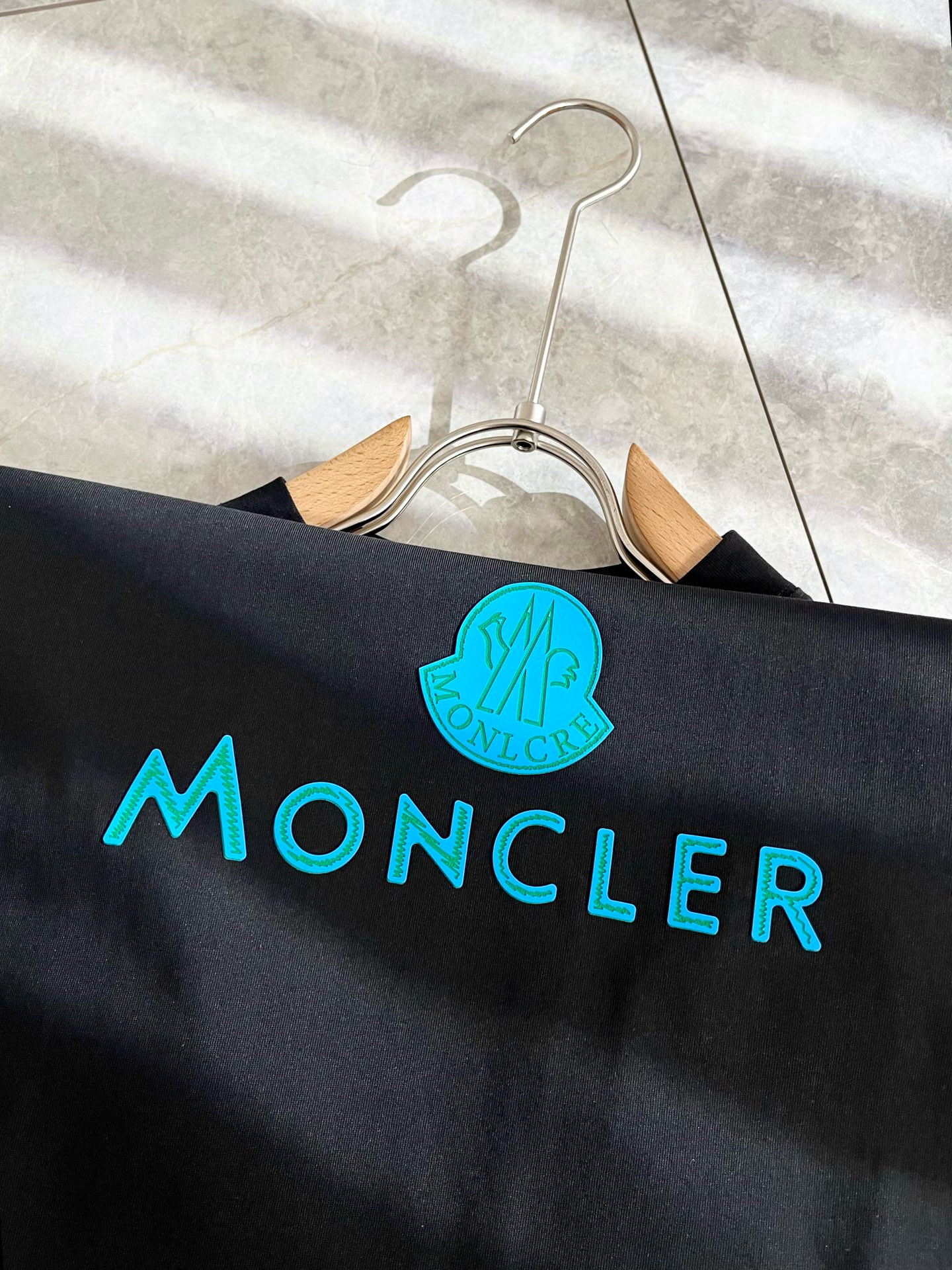 Moncler蒙家 2026春夏男女同款👫情侣款最新的贸易订单短袖T恤，全品相！！网红款！采用logo图