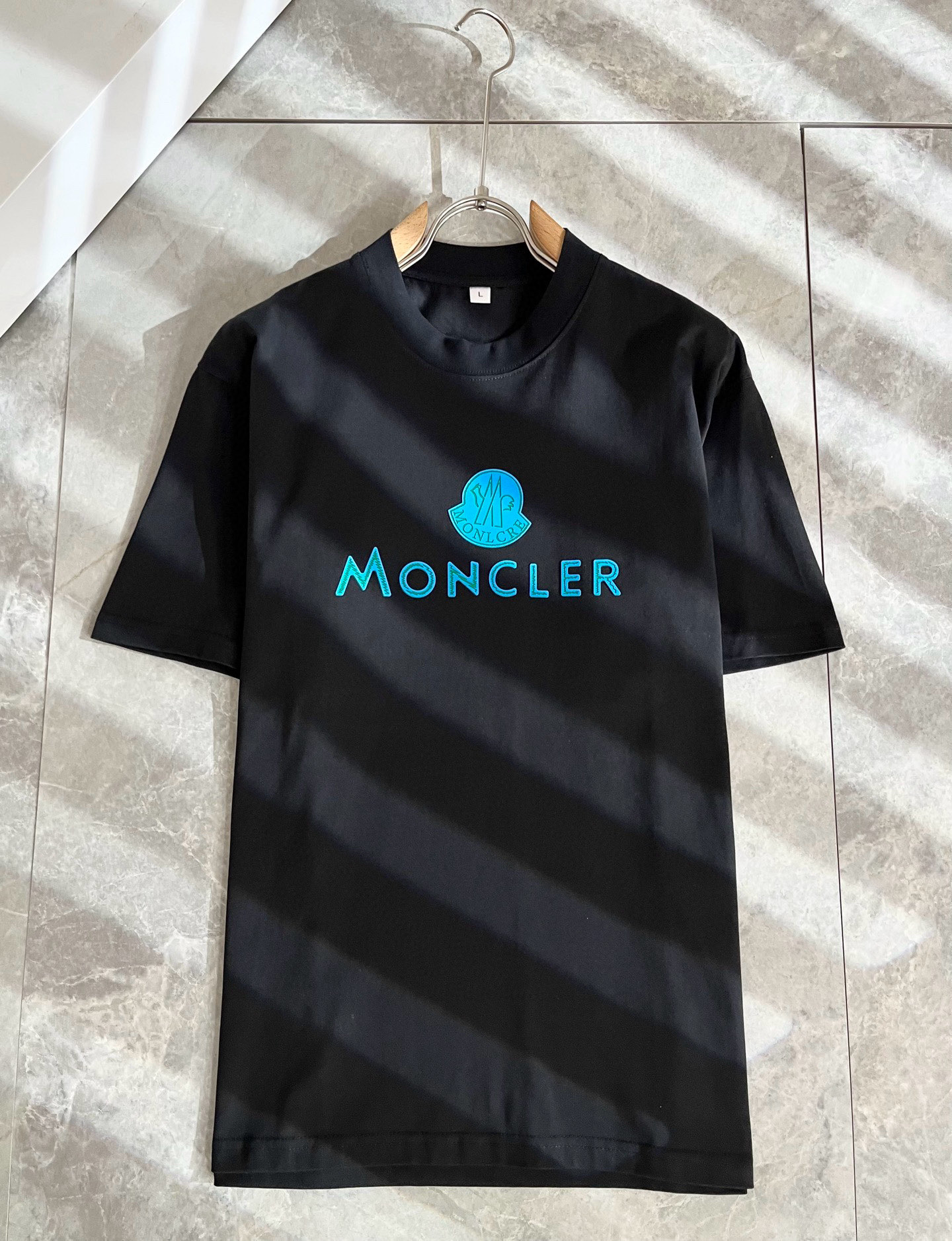 Moncler蒙家 2026春夏男女同款👫情侣款最新的贸易订单短袖T恤，全品相！！网红款！采用logo图