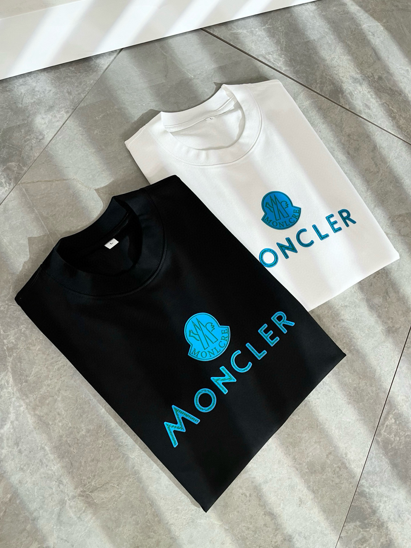 Moncler蒙家 2026春夏男女同款👫情侣款最新的贸易订单短袖T恤，全品相！！网红款！采用logo图