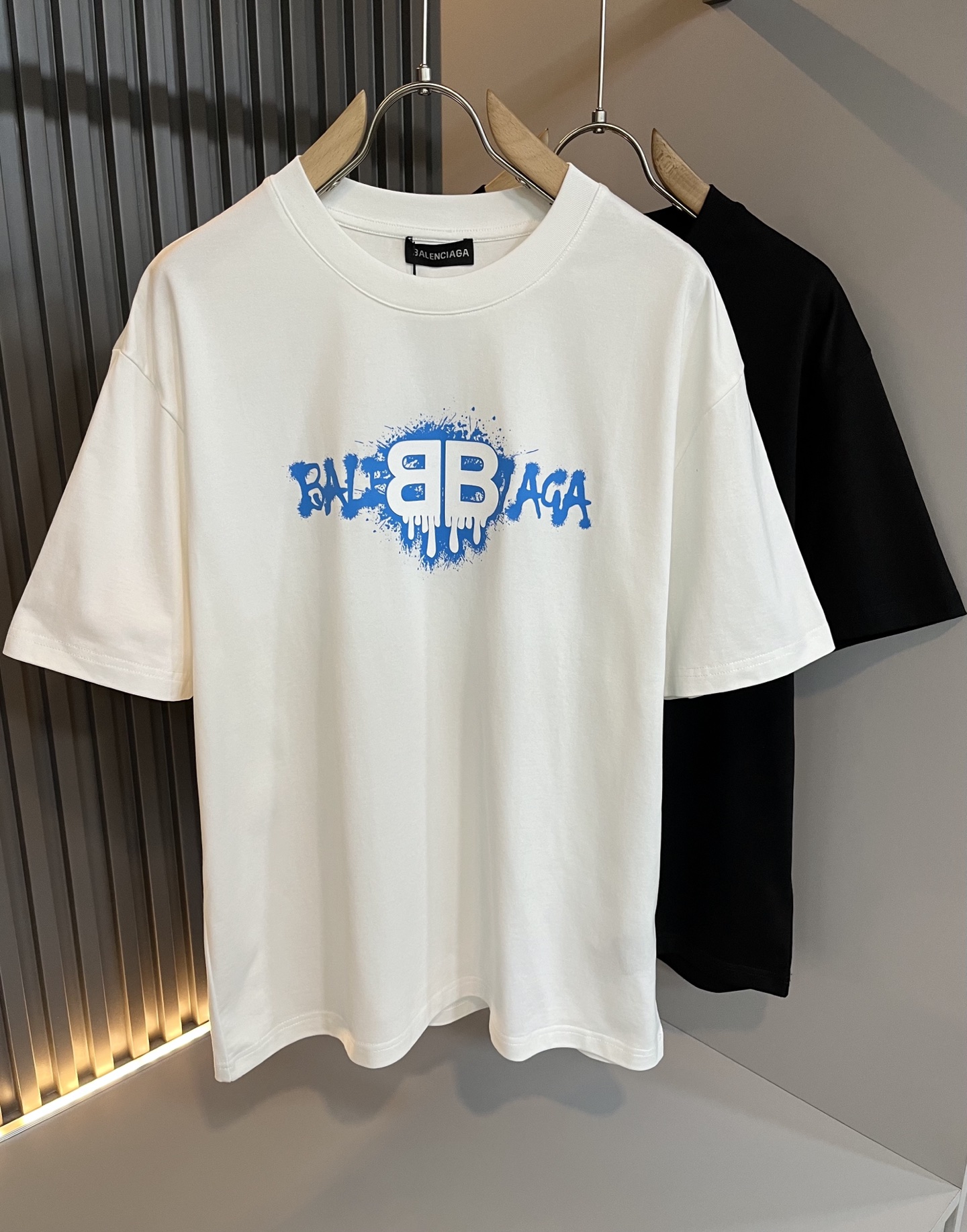 NO:746575,BALENCI*GA Paris* 2026 spring and summer new short-sleeved T-shirt for men and women!  Fashionable casual short-sleeved T-shirt with catwalk pattern print!  Design logo lamination design!  It is highly designed and selected from 280g pure cotton fabrics supplied by customers. It feels soft and skin-friendly, comfortable and breathable. The real thing will definitely make you fall in love with it!  The round neck cut with loose shoulders and dropped shoulders, non-sexist style for couples to wear together, opens up a new fashion style!  Distinguish the market version of the high-definition series!  Size M-3XL,,balenciaga,T-shirt,tees,t-shirt,19860909BALENCI*GA巴黎*家 2026春夏新款男女同款短袖T恤！走秀图案印花时尚休闲短袖T恤衫！设计logo压胶设计！极具设计精选客供280g纯棉面料,手感柔软亲肤,着身舒适透气性都无法挑剔,实物绝对会让你爱不释手！宽松小落肩的圆领版型裁剪,无性别主义的情侣混穿款式,打开全新的时装新韵味！区别市场版本高定系列！尺码M-3XL,,balenciaga,T-shirt,tees，t-shirt,,Men's clothing