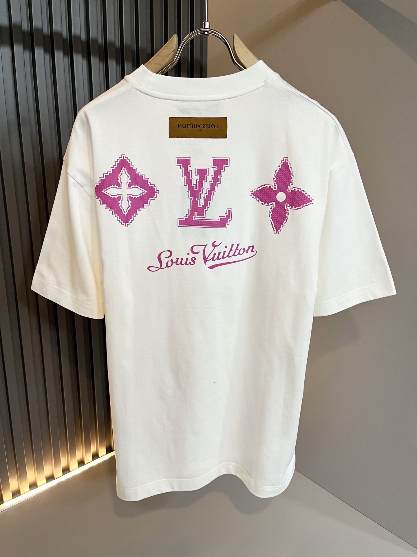 LouisVuitt*路易*登 2026春夏全新系列单品上线，非常时髦前卫的一款男女同款短袖T恤，标识l