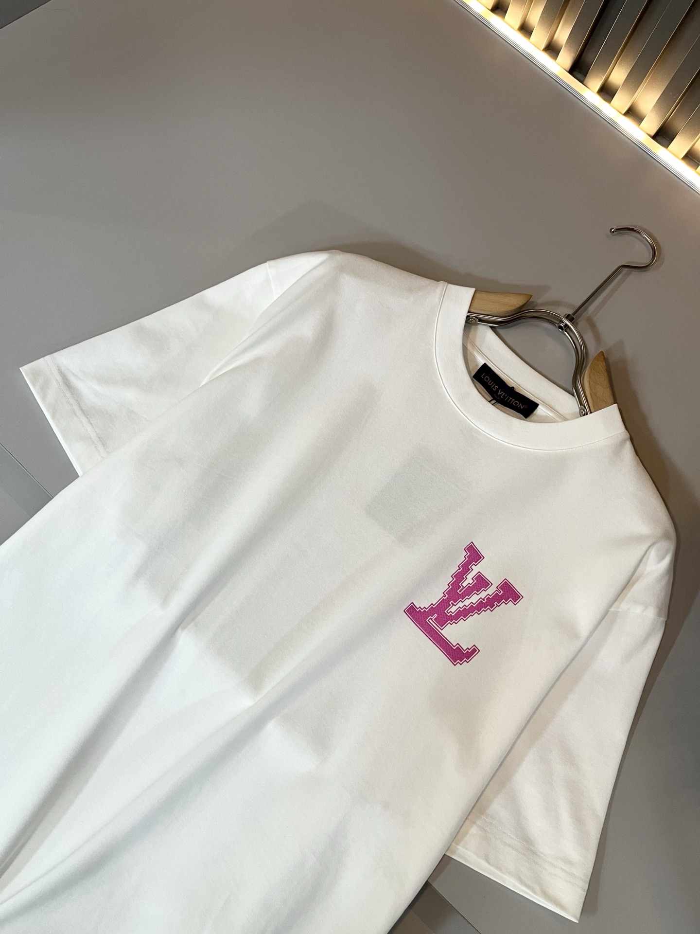 LouisVuitt*路易*登 2026春夏全新系列单品上线，非常时髦前卫的一款男女同款短袖T恤，标识l