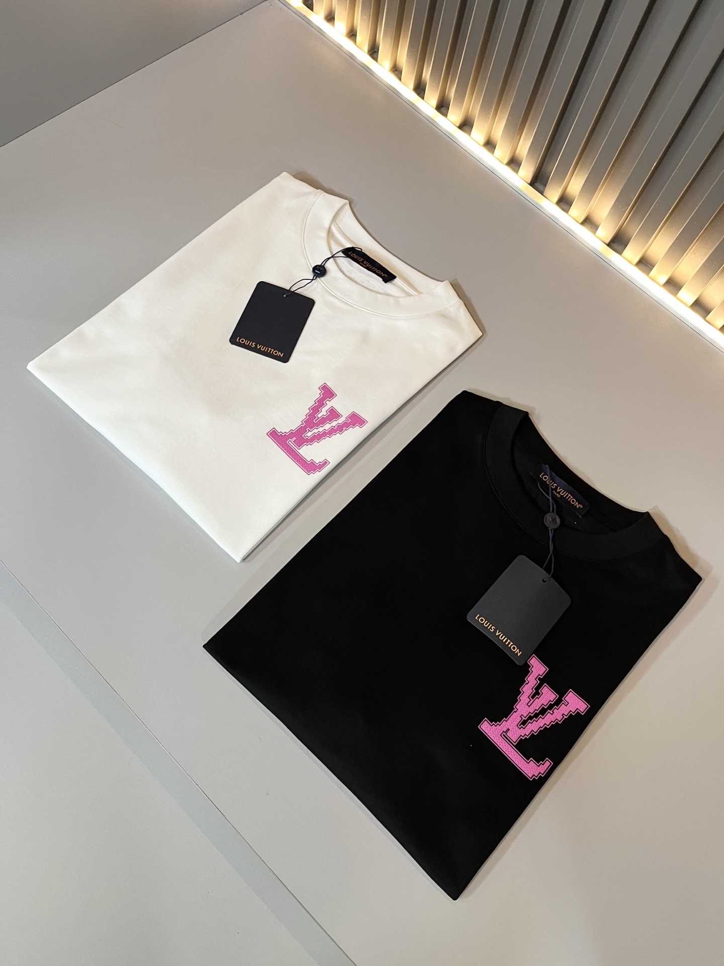 LouisVuitt*路易*登 2026春夏全新系列单品上线，非常时髦前卫的一款男女同款短袖T恤，标识l