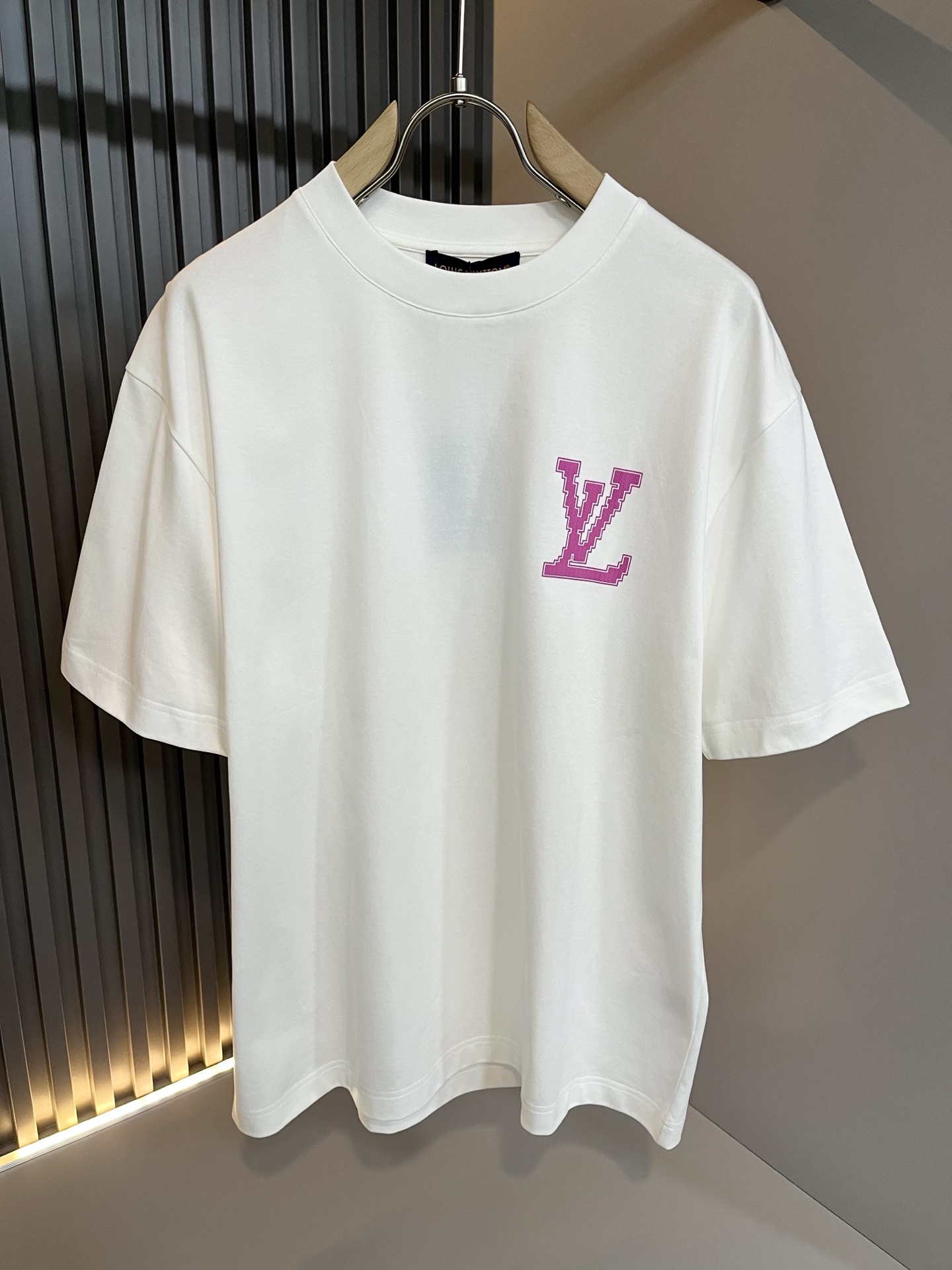 LouisVuitt*路易*登 2026春夏全新系列单品上线，非常时髦前卫的一款男女同款短袖T恤，标识l