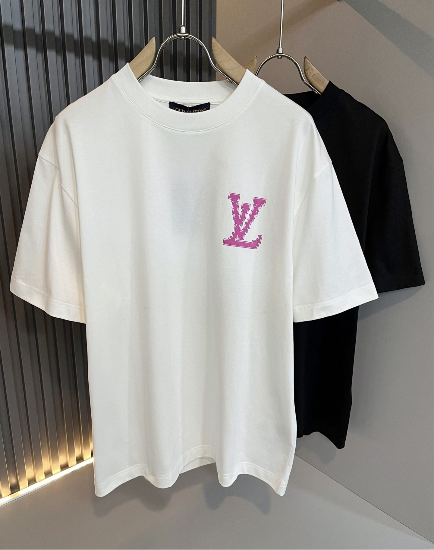 NO:746590,LouisVuitt* Louis*den's new 2026 spring and summer series of items are online. It is a very fashionable and avant-garde short-sleeved T-shirt for men and women, decorated with logo pattern printing!  It is different from the past and declares the design concept of brand inheritance!  Its eye-catching appeal is no less than any classic style, perfectly presenting the sense of fashion, high-end and luxury to the world!  It is made of 260 grams of imported 100% cotton material. It is made of high-quality pure cotton fabrics. It feels soft and skin-friendly. It will definitely exceed your imagination when you get it. It is extremely comfortable and breathable. Even if you sweat profusely, you will not feel greasy or stuffy. It maximizes sweat wicking and moisture absorption!  Size M-3XL,,louis vuitton,louis vuitton,T-shirt,tees,t-shirt,19860909LouisVuitt*路易*登 2026春夏全新系列单品上线,非常时髦前卫的一款男女同款短袖T恤,标识logo图案印花修饰！区别于以往的不同,宣示品牌传承的设计理念！其吸睛度完全不亚于任何经典款式,将时髦高级感与奢华感完美呈现在世人眼前！客供进口260克全棉材质制成,精选优质纯棉面料,触感软糯亲肤细腻,实物到手绝对超乎你的想象,贴身无比舒适透气,即便是汗流浃背也不会有腻身及闷热感可言,将排汗吸湿性发挥到了极致！尺码M-3XL,,louis vuitton,louis vuitton,T-shirt,tees，t-shirt,,Men's clothing