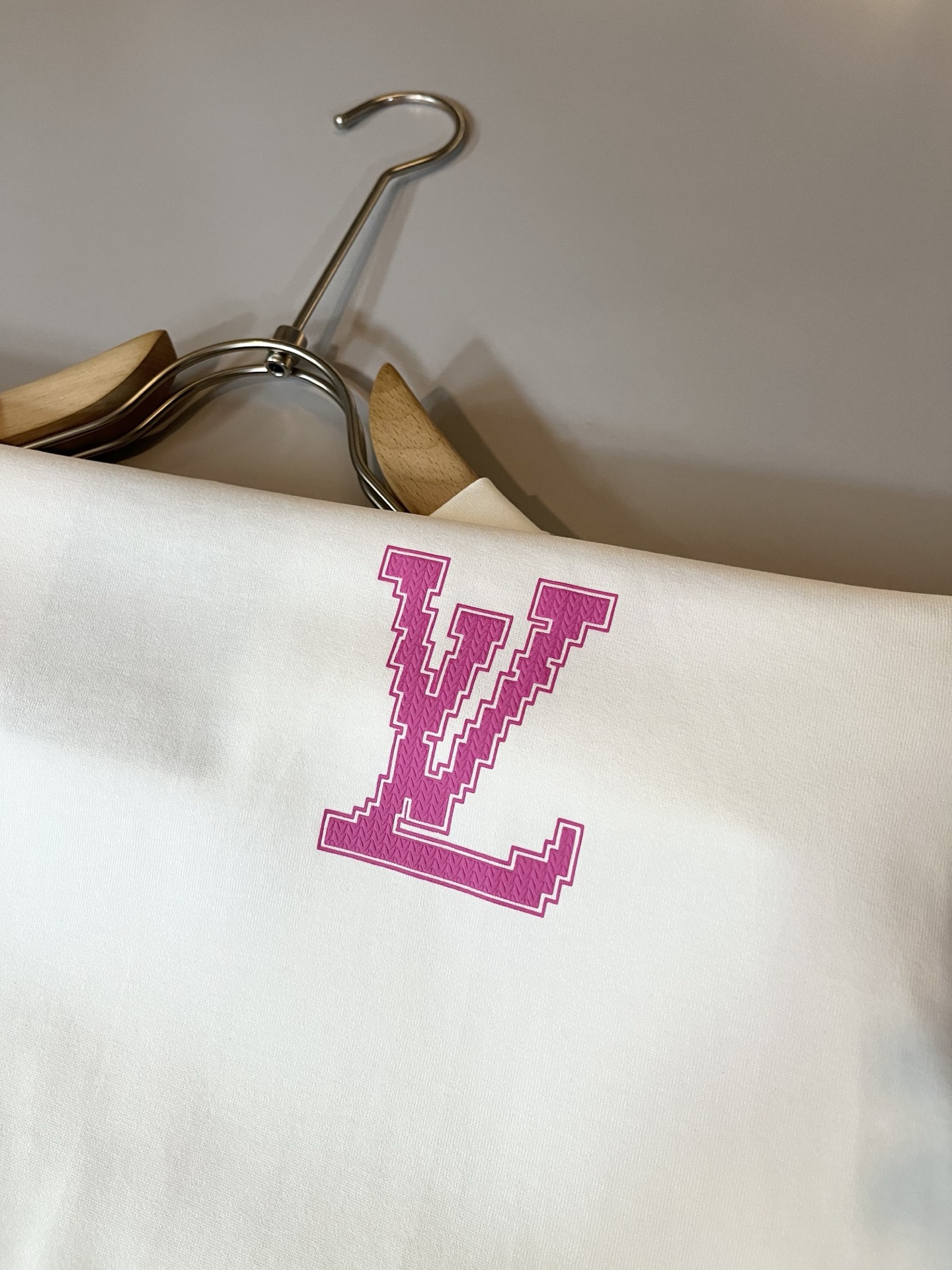LouisVuitt*路易*登 2026春夏全新系列单品上线，非常时髦前卫的一款男女同款短袖T恤，标识l