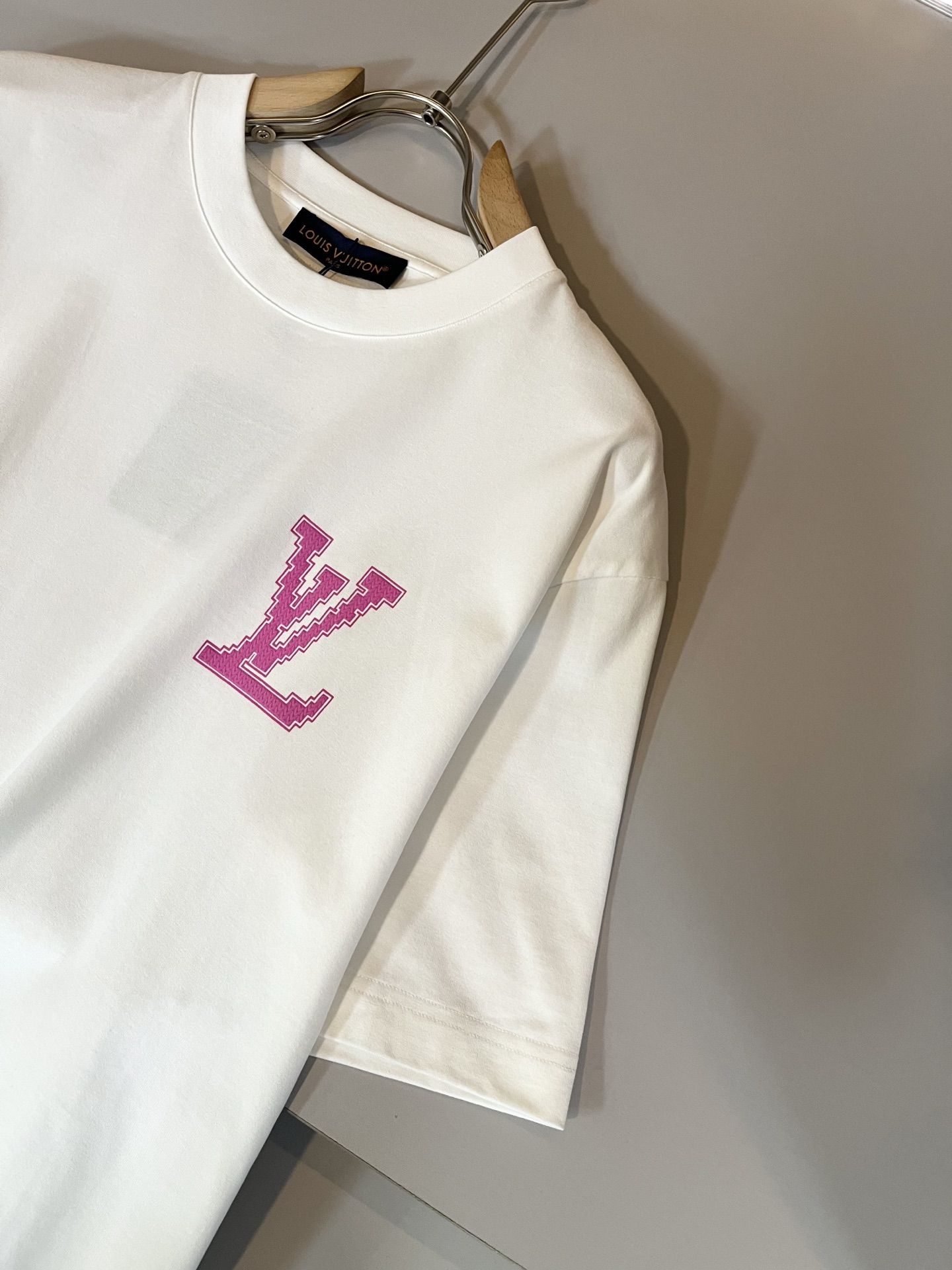 LouisVuitt*路易*登 2026春夏全新系列单品上线，非常时髦前卫的一款男女同款短袖T恤，标识l