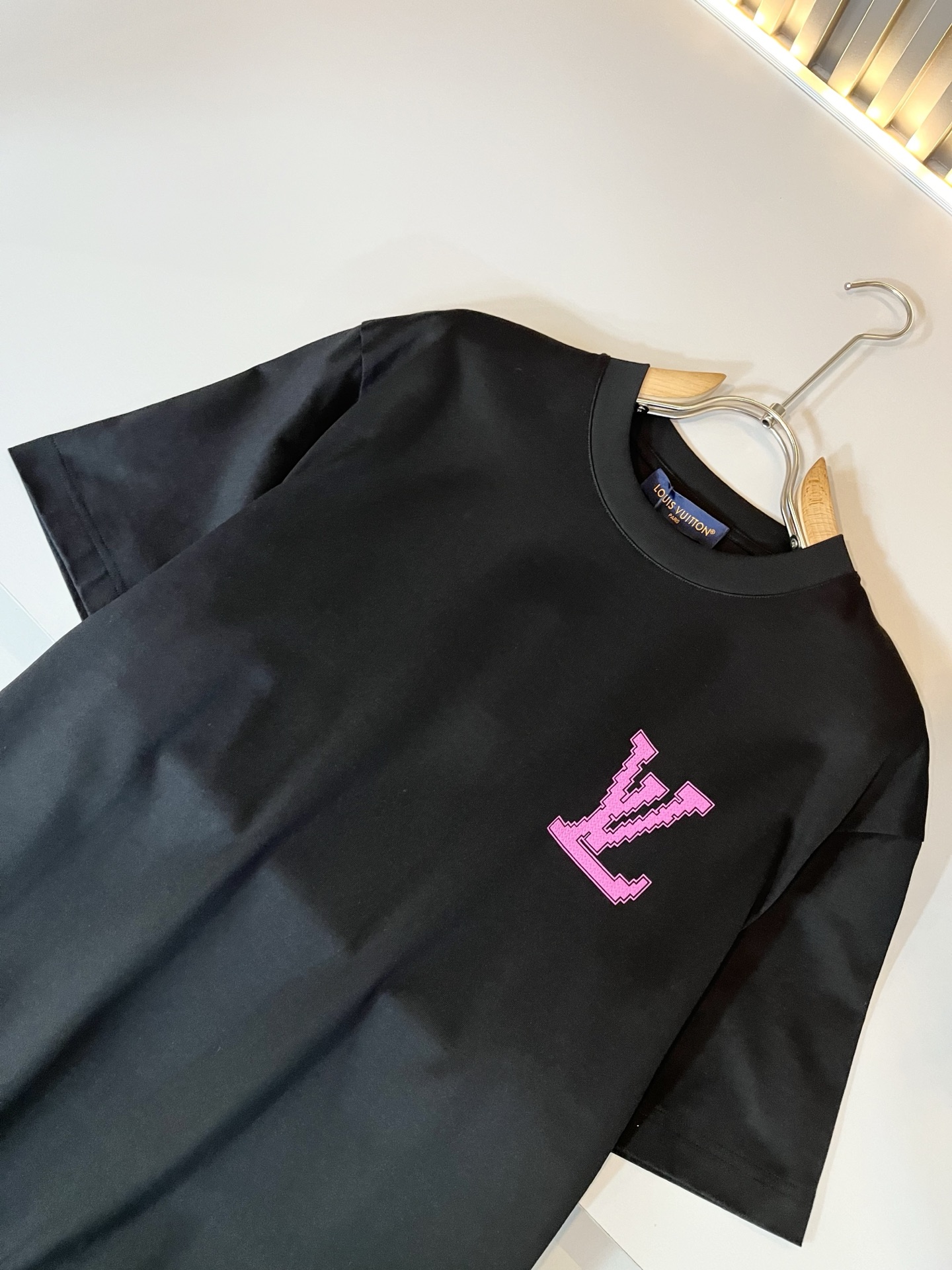 LouisVuitt*路易*登 2026春夏全新系列单品上线，非常时髦前卫的一款男女同款短袖T恤，标识l